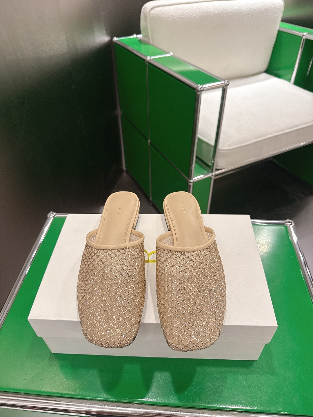 NO:786343,(k048) The row2026 new slippers and sandals, you will see that they are so detailed and very tolerant to the feet. They modify the foot shape properly without losing the unique charm. They are convenient and convenient to put on the feet. They are also very comfortable and can be worn in daily life. They are super versatile!  Upper imported mesh, lining sheepskin Code number: 35-39 (40. Customized, non-returnable), semi-trailers, sandals, slippers, sheepskin19860909(k048)The row2026新款拖鞋凉鞋 会看到会做到这么精细、而且对脚的包容性特别强,把脚型修饰得妥妥的,又不失独特韵味,上脚方便便捷,且非常舒适、日常穿都没有问题的、超级百搭！ 鞋面进口网纱 内里羊皮 码数:35-39（40.订做不退换）,半拖,sandals,slippers,sheepskin,Women's Shoes