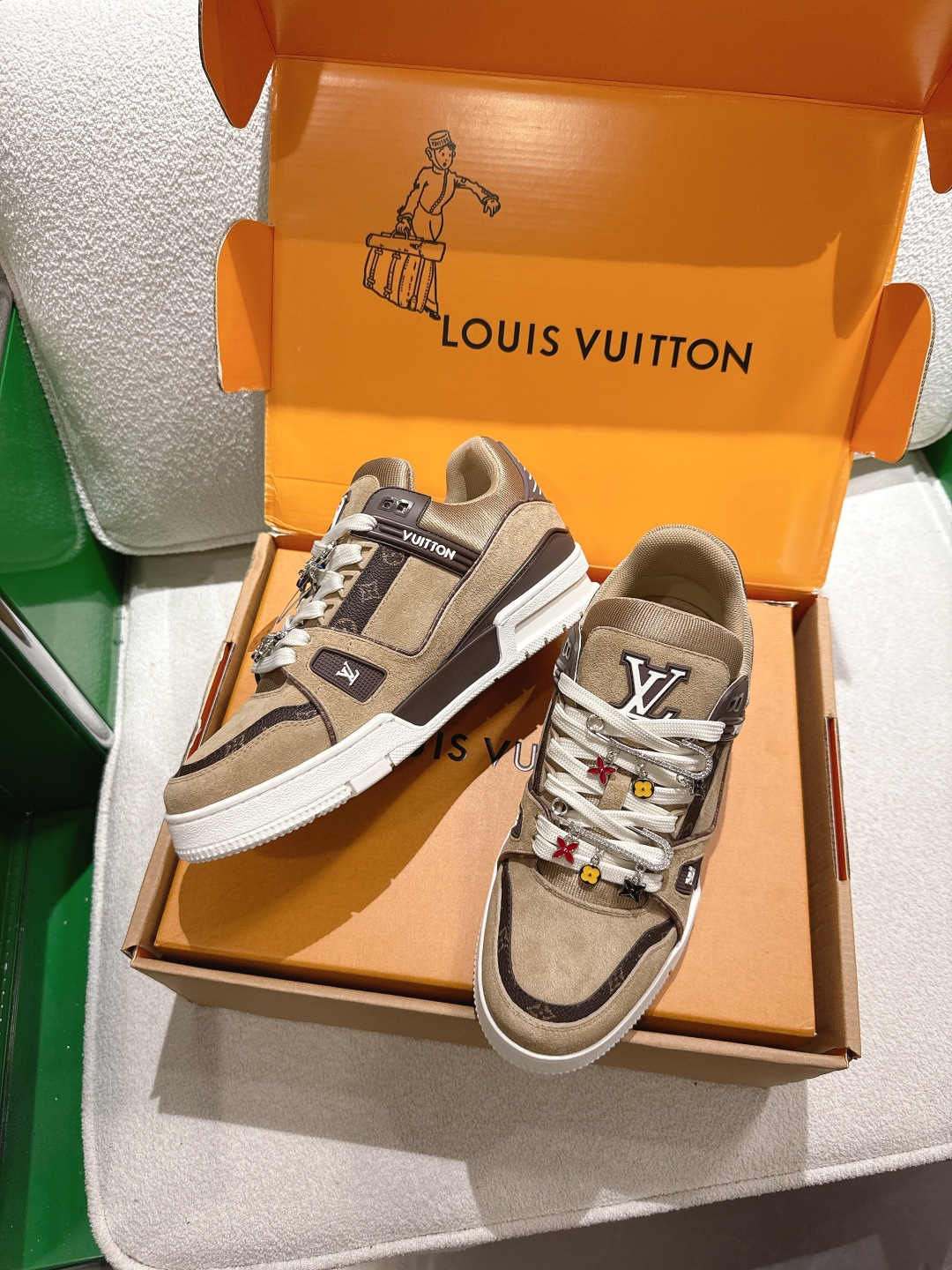 Кроссовки Louis Vuitton LV Trainer бежевые