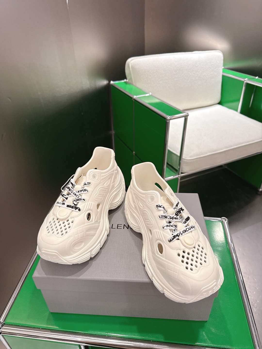 Balenciaga 码数偏小，建议拍大一码(k003)BALENCIAGA 巴黎世家沙滩拖鞋 ‼