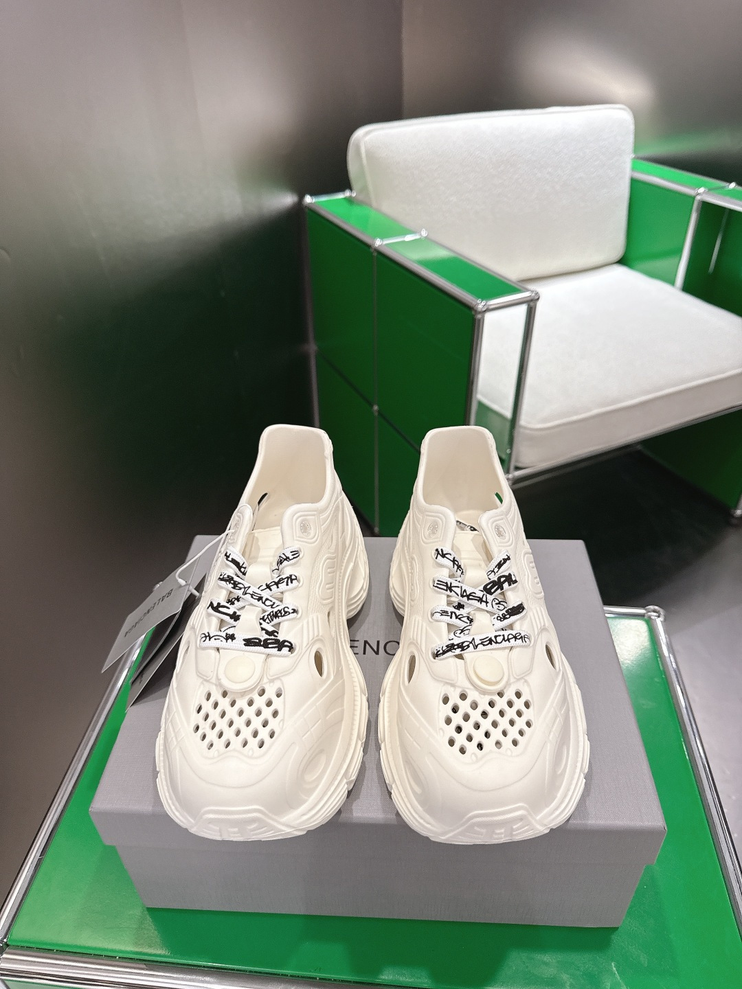 Balenciaga 码数偏小，建议拍大一码(k003)BALENCIAGA 巴黎世家沙滩拖鞋 ‼