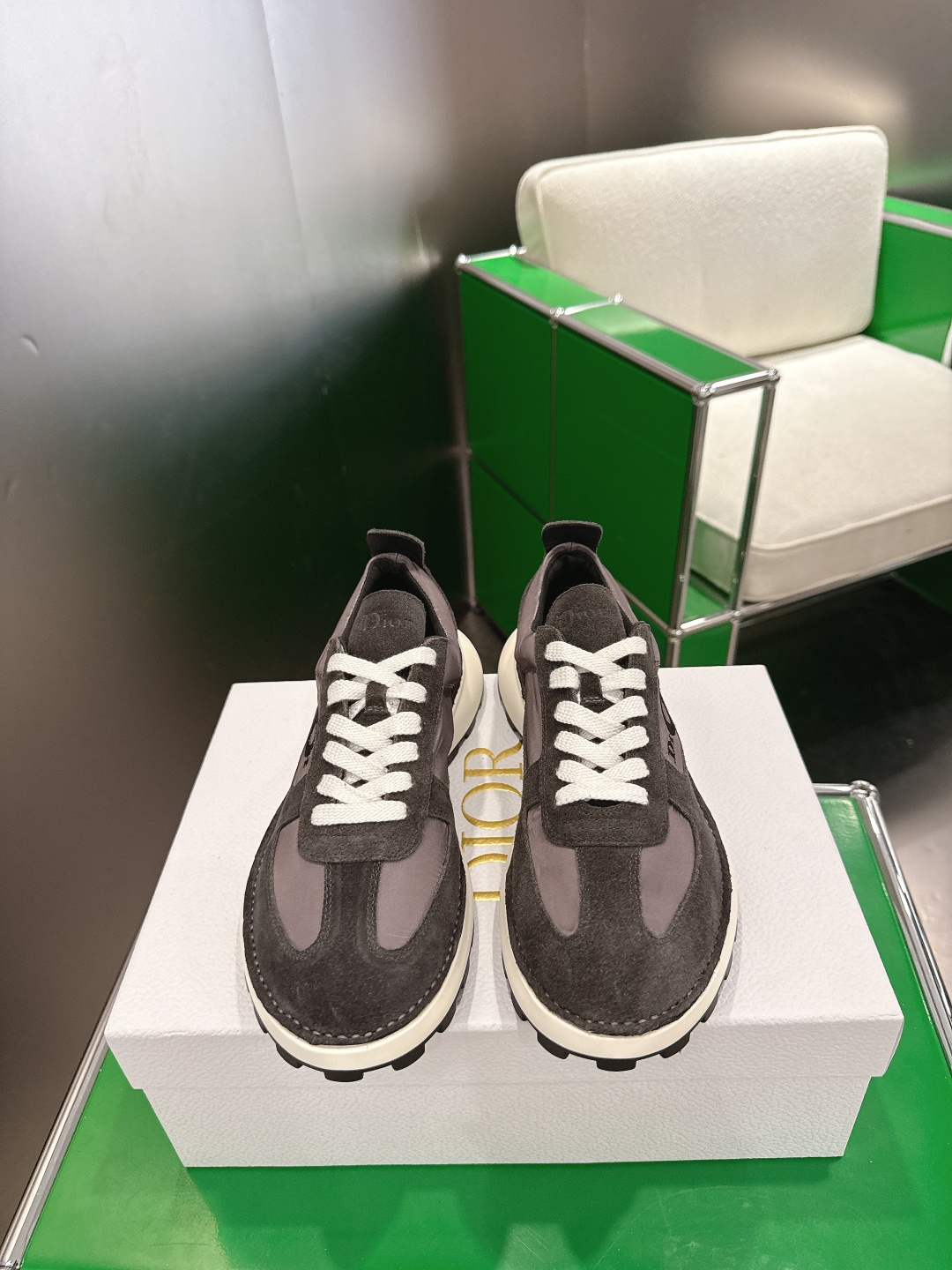 NO:815847,(k005) Dior Dior Squash Thick-soled Casual Shoes Sneakers This Dior Squash sneaker, carefully designed by Jonathan Anderson, adopts an inside-out stitching structure on the upper, showing a distinct modern style. It is both comfortable and fashionable, highlighting the exquisite shoemaking craftsmanship of the Dior workshop. Soft and breathable suede cow leather is paired with durable nylon and lightweight soles. The comfortable and versatile design can enhance the style of various looks.  Main body cow leather, technical fabric, lining technical fabric, sheepskin tongue and heel decorated with Dior logo, side decorated with Dior embroidery, low-top lace closure, rear CD pull ring, PU midsole decorated with galaxy pattern, TPU notch outsole engraved with CD logo, size 39-45, casual shoes/sneakers, dior, dior, sneakers, cowhide, sheepskin19860909（k005)Dior 迪奥Squash 厚底休闲鞋 运动鞋 这款乔纳森·安德森 (Jonathan Anderson) 精心设计的 Dior Squash 运动鞋采用鞋面外翻式缝合结构,展现鲜明的现代风范,既舒适又时尚,彰显 Dior 工坊精湛的鞋履制作工艺.柔软和透气的绒面牛皮革搭配经久耐用的尼龙和轻盈鞋底,舒适百搭的设计可为各式造型提升格调. 主体牛皮革,科技面料 里料科技面料,羊皮革鞋舌和鞋跟饰以 Dior 标志侧面饰以 Dior 刺绣低帮鞋带开合后侧 CD 提拉环PU 中底饰以银河图案TPU 凹口外底镌刻有 CD 标志 码数39-45,休闲鞋/运动鞋,dior,dior,sneakers,cowhide,sheepskin,Women's Shoes