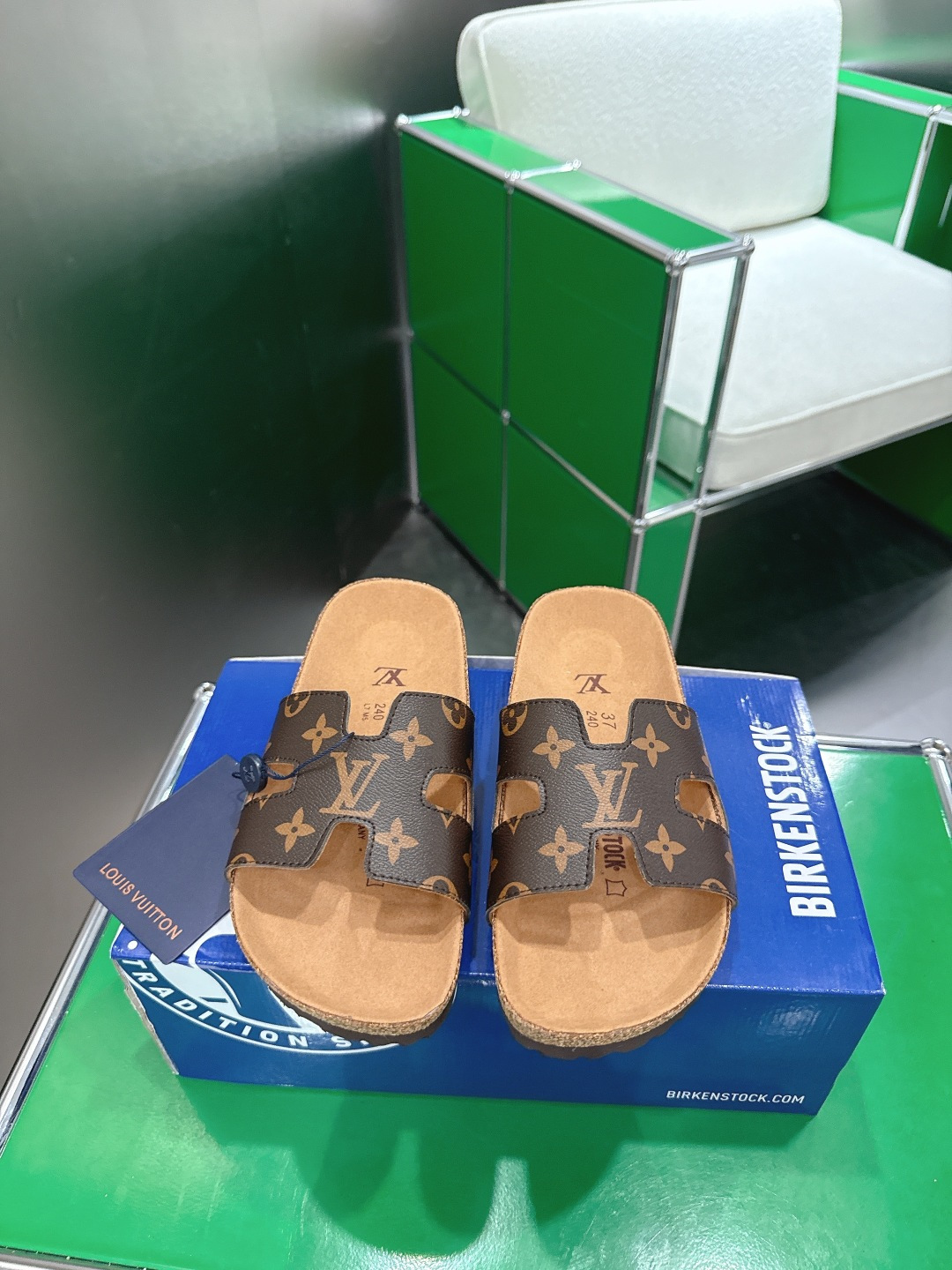 NO:815825,Louis Vuitton  Customized presbyopia leather for the upper, cowhide lining for the sole, original molded EVA ultra-light material, size female 35-40 (41 custom made, non-refundable), male 40-45, slippers, birkenstock, louis vuitton, slippers, cowhide19860909Louis Vuitton × BIRKENSTO联名合作款Boston两带软底 勃肯沙滩凉 万年经典勃肯软底强势推出,一个品牌就是一个类型,其构造鉴于人体工学设计,让脚完全解放舒适打造的,所以其脚床的构造完全贴合脚的弧度. 夏日炎炎,少不了一双轻盈又舒适的,这款橡木材质勃肯软木鞋复古双扣休闲沙滩女拖,简直就是救星！ 鞋面定制老花皮 内里牛皮 鞋底原版开模EVA超轻材料 码数女35-40（41定做不退换） 男40-45,拖鞋,birkenstock,louis vuitton,slippers,cowhide,Women's Shoes