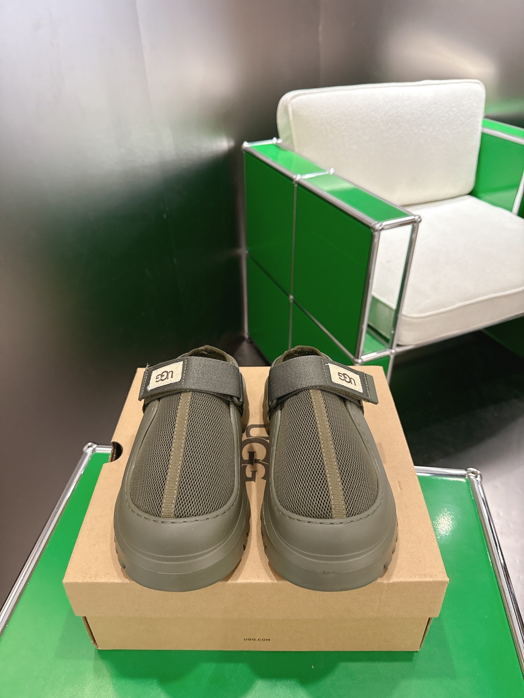 NO:815854,(001) UGG half-pack thick-soled slippers. Hanni has the same thick-soled style. I love it so much. They are very light and easy to wear. When paired with socks, they have a super-sweet girly feel. The dopamine color and Velcro design fit the instep better. They are full of vitality. They are really super girly~ You will fall in love with them at a glance. The upper is made of original material and the original outsole. The foot feels soft and comfortable. It is versatile and can make your legs look longer in seconds. It is a must-have item for summer.  Code number 35-44, half drag, slippers, socks19860909(001)UGG半包厚底拖鞋 hanni同款厚底太爱了,又特别轻便好穿,搭配袜子有种甜度超标少女感 多巴胺色系,魔术贴设计,更贴合脚背,活力感拉满,真嘟超级少女～一眼沦陷,鞋面原版材质,原版大底,脚感软糯舒适,百搭,秒变大长腿,夏日必备单品 码数35-44,半拖,slippers,socks,Women's Shoes