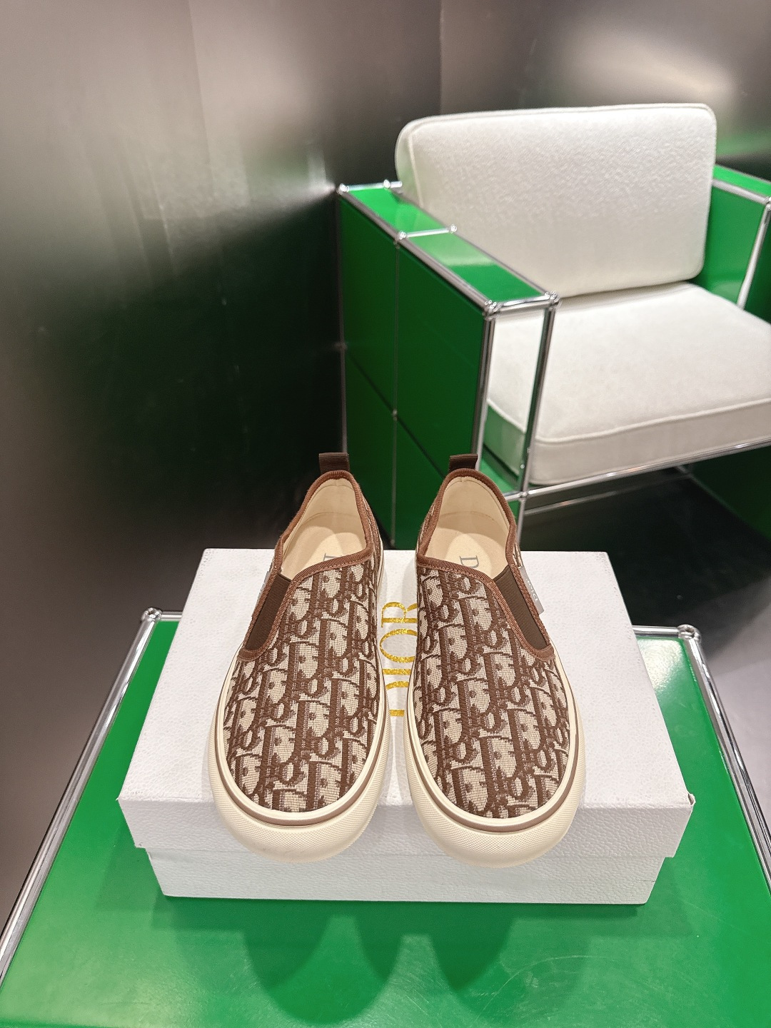 NO:815849,Dior Dior Saltwind Series Retro Presbyopia Lace Canvas Shoes Casual Sneakers This Dior Saltwind sneaker designed by Jonathan Anderson is fashionable and chic. It is a new interpretation of the classic nautical style shoe. It is decorated with Oblique printing and embellished with white lace to enhance the style. It is equipped with a round toe and grosgrain topstitch details. It is unique. The style is light and comfortable. It is a new classic item of Dior. It shows the fashionable and simple style. Original custom-made high-density canvas material  Customized high-density canvas lining, original molded non-slip rubber material (two-color outsole), sole thickness 3.5CM, size: 35-41 (40.41 customized, non-returnable), casual shoes/sports shoes, dior, dior, sneakers19860909Dior 迪奥 Saltwind 系列 复古 老花 蕾丝 帆布鞋 休闲 运动鞋板鞋 这款乔纳森·安德森 (Jonathan Anderson) 设计的 Dior Saltwind 运动鞋时尚别致 全新演绎经典航海风鞋款 饰以 Oblique 印花 点缀以白色蕾丝提升格调 搭配圆形鞋头和罗缎缉面线细节 别具一格 款式轻盈舒适 是 Dior 的全新经典单品 彰显时尚简约的风范 原版定制高密度帆布材质 内里定制高密度帆布 原版开模防滑橡胶材质（双色大底） 底厚3.5CM 码数 : 35-41（40.41定做不退换）,休闲鞋/运动鞋,dior,dior,sneakers,Women's Shoes