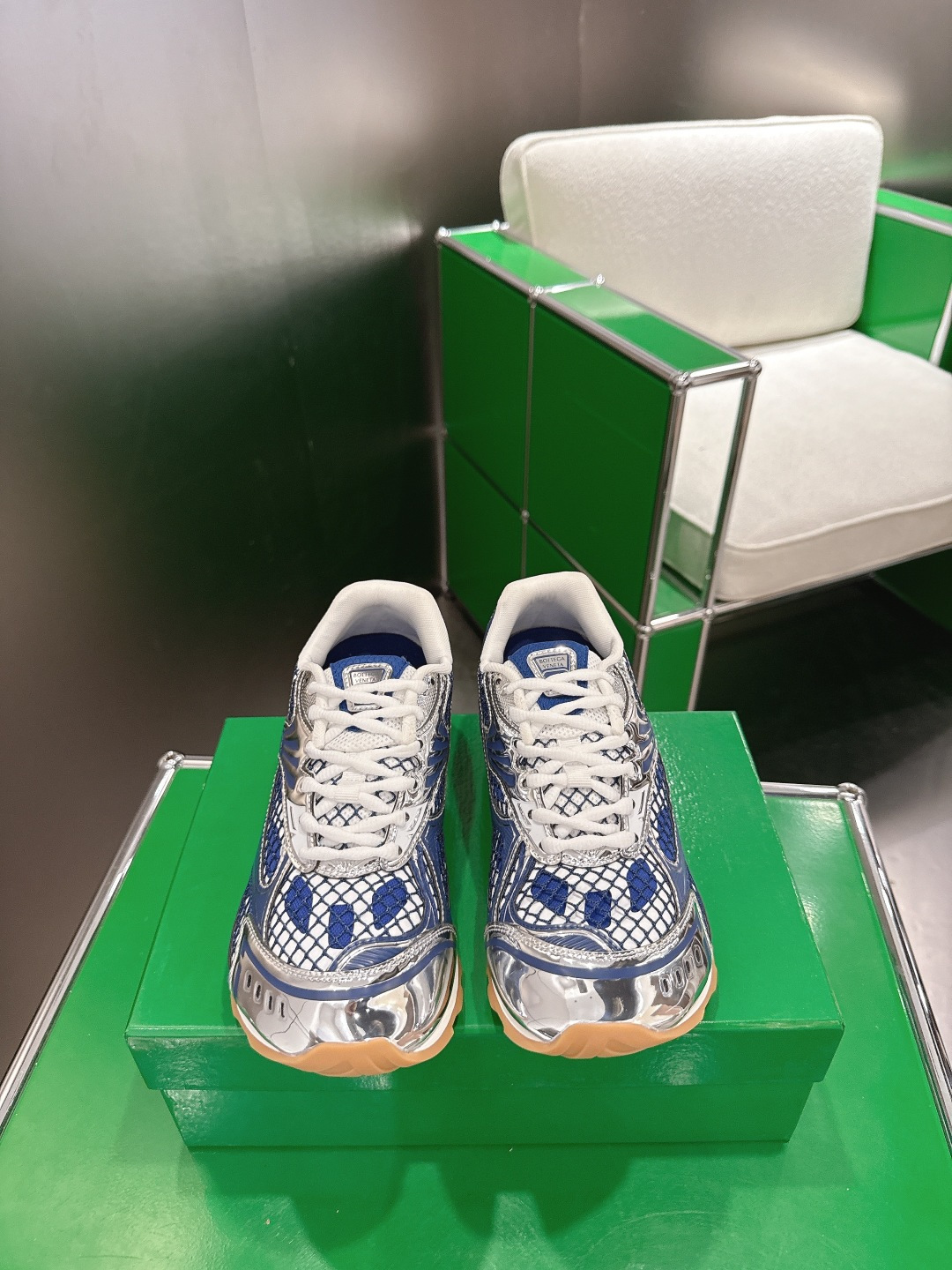 NO:817035,(k028) BOTTEGA VENETA's new Orbit sports shoes are made of lightweight technical diamond mesh fabric uppers, with built-in breathable mesh and thickened PU cushioning latex foot pads. The external anti-deformation and wear-resistant TPU rubber outsole pays homage to the brand's famous 'intrecciato' pattern!  Italian luxury brand - Bottega Veneta Orbit Lace-up Low Sneakers Orbital series lace-up low-cut breathable and comfortable casual sneakers 'Merlot red silver white rubber sole Size women's shoes 35-40 Men's shoes 39-45, casual shoes/sneakers, bottega veneta,bottega veneta, sneakers19860909（k028)BOTTEGA VENETA 葆蝶家 全新Orbit运动鞋 采用轻质科技菱形网布面料鞋面材质,内嵌透气网面贴合加厚PU缓震乳胶脚垫,外置防变形耐磨TPU橡胶大底向品牌著名的「intrecciato」图样致敬！意大利奢侈品牌-宝缇嘉葆蝶家-Bottega Veneta Orbit Lace-up Low Sneakers 轨道系列系带低帮透气舒适休闲运动鞋“梅洛红银白生胶底 码数女鞋35-40 男鞋39-45,休闲鞋/运动鞋,bottega veneta,bottega veneta,sneakers,Women's Shoes