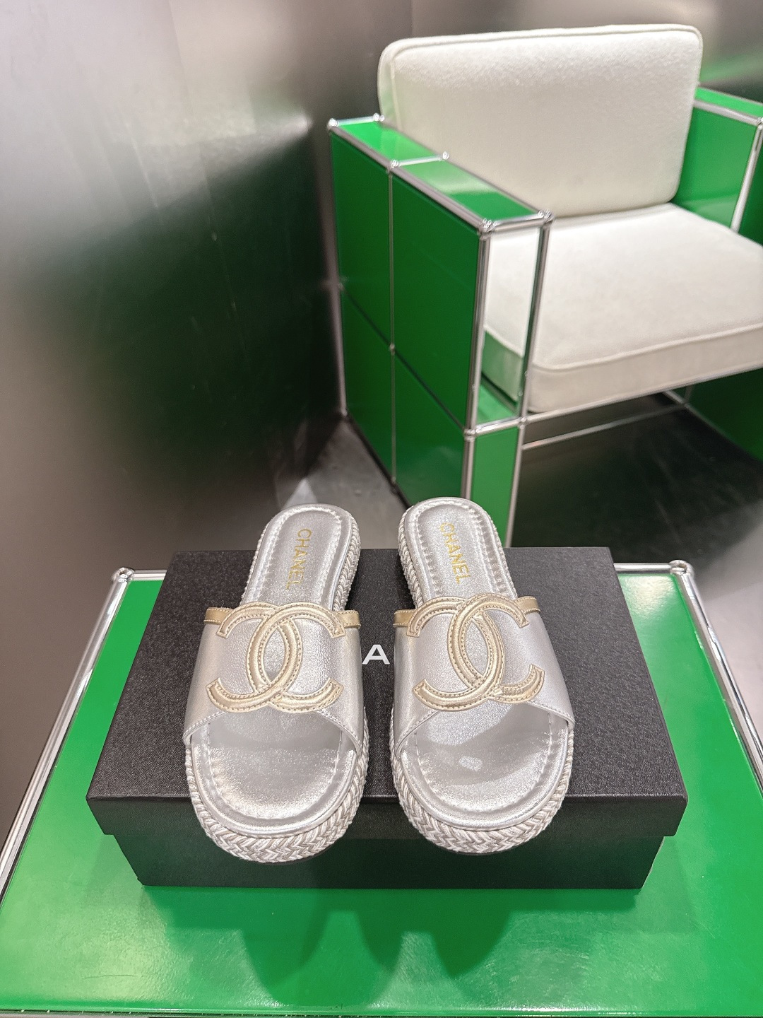 NO:818133,(k024)Chanel Chanel 2026ss small fragrant beach sandals, top counter quality, one of the classic models that must be purchased every year!  The latest double-C metal buckle design is more expressive and tasteful ~ all materials are customized according to the original version!  Purchase authentic products developed. All-purpose and versatile artifact, durable for summer and beach. The fabric is metallic cowhide and the lining is imported sheepskin!  Matching soles, size 35-40 (40, 41 customized), slippers, chanel, chanel, sandals, slippers, cowhide, sheepskin19860909(k024)Chanel 香奈儿2026ss小香沙滩凉鞋 顶级专柜品质 每年必入的经典款之一！最新出双C金属扣搭配设计 更加彰显和品味～所有材质都根据原版定制！购入正品开发.万能百搭神器,夏日沙滩耐造款. 面料金属牛皮 内里为进口羊皮！ 对版鞋底 码数35-40（40、41定做),拖鞋,chanel,chanel,sandals,slippers,cowhide,sheepskin,Women's Shoes