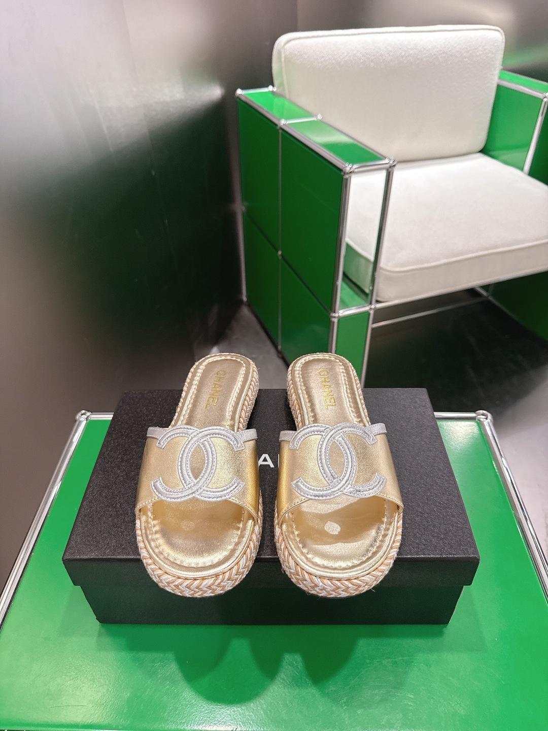 NO:818141,(k024)Chanel Chanel 2026ss small fragrant beach sandals, top counter quality, one of the classic models that must be purchased every year!  The latest double-C metal buckle design is more expressive and tasteful ~ all materials are customized according to the original version!  Purchase authentic products developed. All-purpose and versatile artifact, durable for summer and beach. The fabric is metallic cowhide and the lining is imported sheepskin!  Matching soles, size 35-40 (40, 41 customized), slippers, chanel, chanel, sandals, slippers, cowhide, sheepskin19860909（k024)Chanel 香奈儿2026ss小香沙滩凉鞋 顶级专柜品质 每年必入的经典款之一！最新出双C金属扣搭配设计 更加彰显和品味～所有材质都根据原版定制！购入正品开发.万能百搭神器,夏日沙滩耐造款. 面料金属牛皮 内里为进口羊皮！ 对版鞋底 码数35-40（40、41定做),拖鞋,chanel,chanel,sandals,slippers,cowhide,sheepskin,Women's Shoes