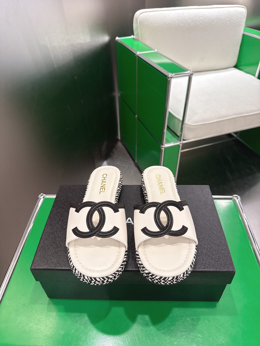 NO:818149,Chanel Chanel 2026ss Xiaoxiang beach sandals, top counter quality, one of the classic models that must be purchased every year!  The latest double-C metal buckle design is more expressive and tasteful ~ all materials are customized according to the original version!  Purchase authentic products developed. All-purpose and versatile artifact, durable for summer and beach. The fabric is metallic cowhide and the lining is imported sheepskin!  Matching soles, size 35-40 (40, 41 customized), slippers, chanel, chanel, sandals, slippers, cowhide, sheepskin19860909Chanel 香奈儿2026ss小香沙滩凉鞋 顶级专柜品质 每年必入的经典款之一！最新出双C金属扣搭配设计 更加彰显和品味～所有材质都根据原版定制！购入正品开发.万能百搭神器,夏日沙滩耐造款. 面料金属牛皮 内里为进口羊皮！ 对版鞋底 码数35-40（40、41定做),拖鞋,chanel,chanel,sandals,slippers,cowhide,sheepskin,Women's Shoes
