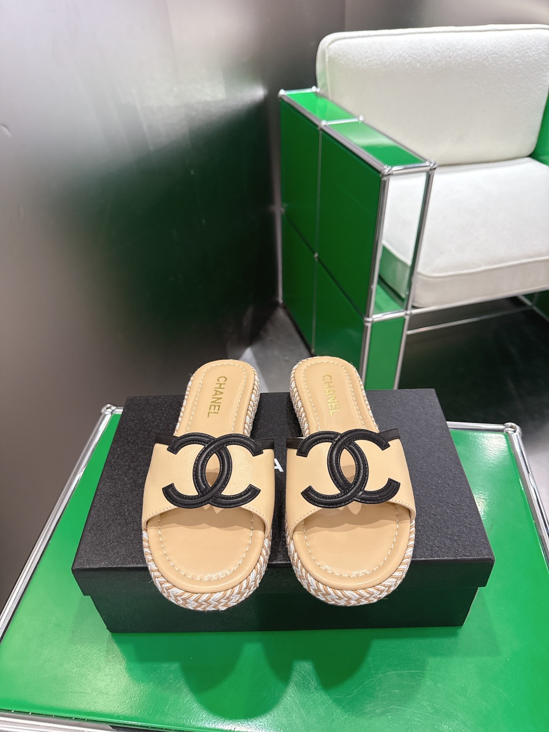NO:818158,(k024)Chanel Chanel 2026ss small fragrant beach sandals, top counter quality, one of the classic models that must be purchased every year!  The latest double-C metal buckle design is more expressive and tasteful ~ all materials are customized according to the original version!  Purchase authentic products developed. All-purpose and versatile artifact, durable for summer and beach. The fabric is metallic cowhide and the lining is imported sheepskin!  Matching soles, size 35-40 (40, 41 customized), slippers, chanel, chanel, sandals, slippers, cowhide, sheepskin19860909（k024)Chanel 香奈儿2026ss小香沙滩凉鞋 顶级专柜品质 每年必入的经典款之一！最新出双C金属扣搭配设计 更加彰显和品味～所有材质都根据原版定制！购入正品开发.万能百搭神器,夏日沙滩耐造款. 面料金属牛皮 内里为进口羊皮！ 对版鞋底 码数35-40（40、41定做),拖鞋,chanel,chanel,sandals,slippers,cowhide,sheepskin,Women's Shoes