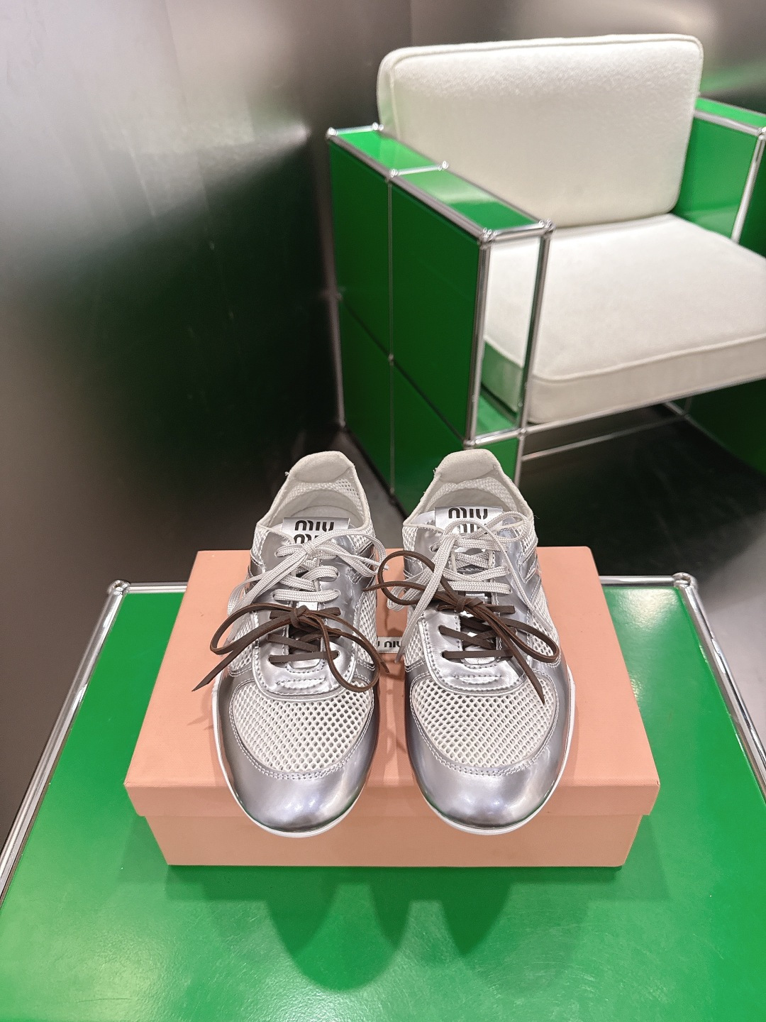 NO:818113,(k024)Miu Miu 2026 new mesh moral training shoes, versatile and non-colliding. This mesh moral training shoe has a classic breathable mesh upper + leather stitching, which is super comfortable to wear!  It is versatile and can be worn easily on daily trips and vacations. The insole has a brand logo, perfect details, simple and textured. It looks great with any skirt or casual pants, and you can easily get a fashionable and casual style!  There are ten airplane boxes, fabric mesh cowhide leather, original rubber molded outsole, size 35-39 (customized for 40), casual shoes/sports shoes, miumiu, sneakers, skirts19860909（k024)Miu Miu 缪缪2026新款网面德训鞋 百搭不撞款.这款网面德训鞋,经典透气网鞋面+皮面拼接,穿着超舒适！百搭,日常出街、度假都能轻松驾驭.鞋垫有品牌标识,细节满分,简约又有质感,随便搭裙装或休闲裤都很出彩,轻松get时髦随性风！有十飞机盒 面料网面牛绒皮 底材原板橡胶开模大底 码数35-39（40定做）,休闲鞋/运动鞋,miumiu,sneakers,skirts,Women's Shoes