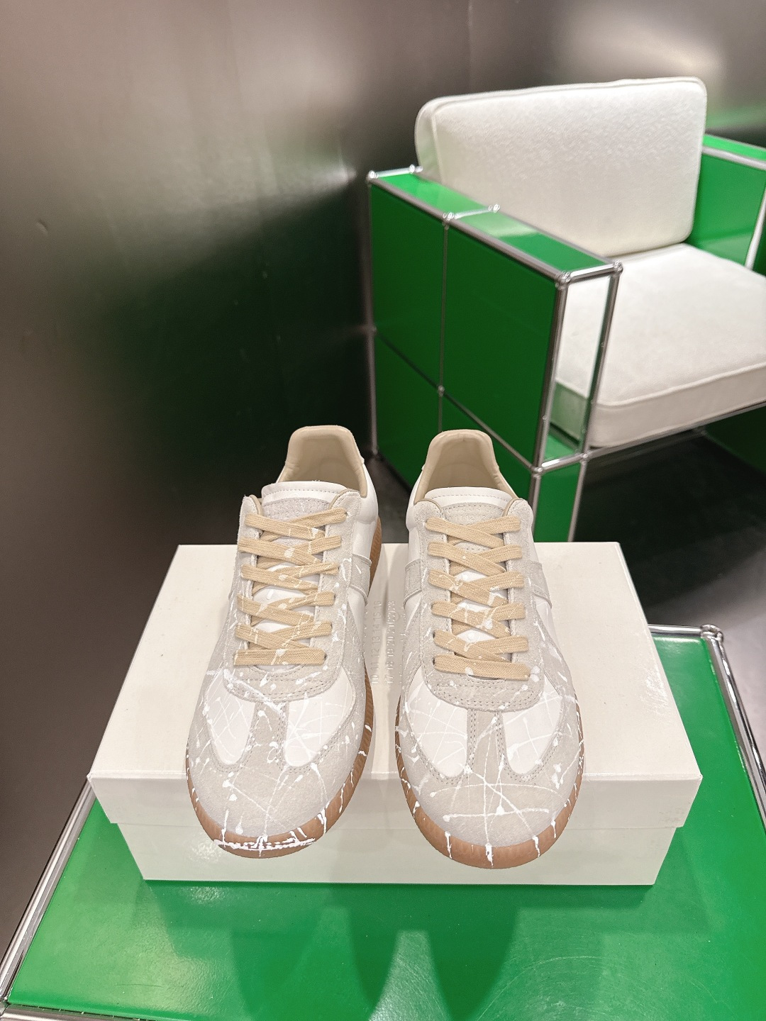 NO:818119,MaisonMargiela MM6 Classic German training shoes, a luxury brand from a talented designer brand. This German training shoe continues the classic T-shaped leather splicing design. It has been carefully improved many times by the design team. The soft and delicate features are combined with the fashionable fabric surface, making it ultra-soft and comfortable while maintaining good breathability. Comfort and texture go hand in hand. It can be easily worn in any season. Size: 35-40 for women / 39-45 for men.  (40 for women and 45 for men, custom-made and non-returnable), casual shoes/sports shoes, masion margiela, masion margiela, sneakers19860909MaisonMargiela MM6 马吉拉 经典德训鞋 鬼才设计师品牌一个轻奢品牌 这一款德国训练鞋延续了经典的T形真皮拼接设计 经过设计团队多次的精心改良 柔软细腻的特点与时尚潮流的布面相结合 使其既有超高的柔软舒适度 又同时保持不错的透气性能~舒适与质感并行 轻松驾驭四季穿着任何搭配 码数女35-40 / 男39-45 （女40 男45定做不退换）,休闲鞋/运动鞋,masion margiela,masion margiela,sneakers,Women's Shoes