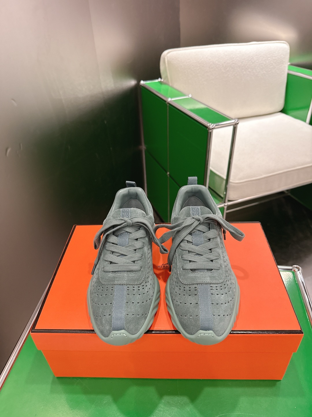 NO:876828,Men's 10 Hermes 2026 Neon new casual sports shoes moral training shoes. The craftsmanship is exquisite, and it is new at the counter at the same time. Every detail of the shoes is specially designed, which is quite eye-catching. The elegant splicing elements highlight the good temperament!  The classic version is upgraded with exquisite color matching, adding a casual atmosphere, and exquisite lines, which can better reflect the family-style design language. Interspersed with exquisite lines, it perfectly fits the foot shape, naturally outlines the fashionable outline, achieves a visual impact, and fully interprets a different sports style!  The fabric is imported cowhide, mixed sheepskin for foot pads, comfortable on the feet, rubber outsole, non-slip and wear-resistant!  Size 35-40, casual shoes/sports shoes, hermes, hermes, sneakers, cowhide, sheepskin19860909男款10 Hermes 爱马仕2026 Neon 新款休闲运动鞋德训鞋  工艺极致,同步专柜上新.鞋子的每一个细节都特别用心,相当惹眼,雅致的拼接元素,凸显不俗的气质！ 经典版型升级 精致配色,增添休闲的气息,精致的线条,无形之中能够更好体现出家族式的设计语言,穿插精致的线条 完美契合脚型,自然的勾勒出时尚的轮廓,达到视觉上的冲击效果,充分演绎不一样的运动风格！ 面料进口牛皮 垫脚混种羊皮,脚感舒适,橡胶大底,防滑耐磨！ 码数35-40,休闲鞋/运动鞋,hermes,hermes,sneakers,cowhide,sheepskin,Women's Shoes
