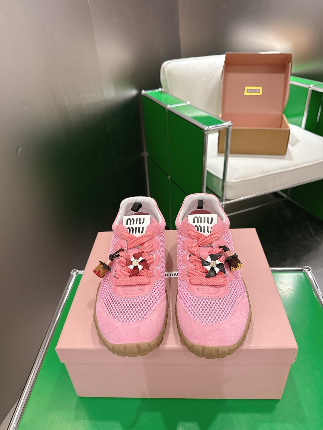 NO:868431,Top version (k059) MiuMiu Miu Miu's latest Tire series mesh casual sneakers moral shoes biscuit shoes This Tire combines elegance and sports function. The dynamic rubber sole is flexible and wear-resistant, reminiscent of tire patterns. This version of the sneakers is made of fabric and suede leather, showing Miu Miu's avant-garde attitude. The fabric is original custom-made imported fabric + cowhide. The lining is imported breathable fabric  The sole is made of original molded non-slip TPU material, sole thickness 3CM, size women's 35-40, casual shoes/sports shoes, miumiu, sneakers, cowhide19860909顶级版本（k059) MiuMiu缪缪 最新Tyre系列 网面 休闲 运动鞋 德训鞋 饼干鞋 这款Tyre集优雅气质与运动功能于一身.动感橡胶鞋底柔韧耐磨,令人联想起轮胎花纹.这一版运动鞋选用织物面料与绒面皮革制成,昭示Miu Miu前卫态 度 面料原版定制进口织物+牛皮 内里进口透气织物 鞋底原版开模防滑TPU材质 底厚3CM Size 女款35-40,休闲鞋/运动鞋,miumiu,sneakers,cowhide,Women's Shoes