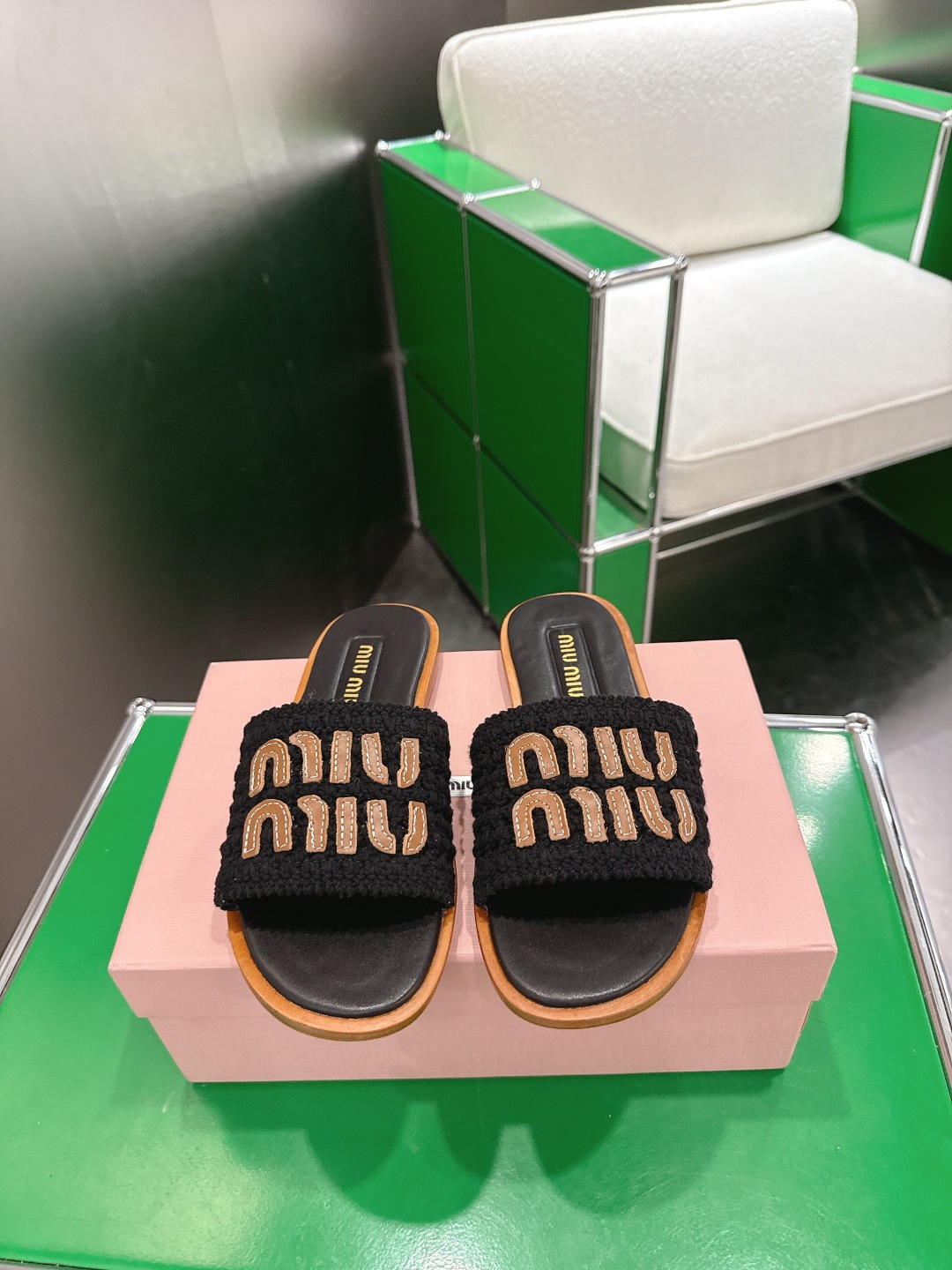 NO:868419,MiuMiu Miu Miu Woven Flat Slippers Crocheted cotton combines with leather craft details to create contrasting tones that define the seasonal appeal of these sandals, with a light and casual silhouette. Leather logo upper, screen printed logo on the insole, leather sole Size 35-39, slippers, miumiu, sandals, slippers19860909MiuMiu 缪缪编织平底拖鞋 钩针编织棉与皮革工艺细节相结合,形成对比色调,定义了这些凉鞋的季节魅力,轻盈休闲的轮廓尽显.皮革徽标鞋面,内底饰有丝网印花徽标,皮革鞋底 码数35-39,拖鞋,miumiu,sandals,slippers,Women's Shoes