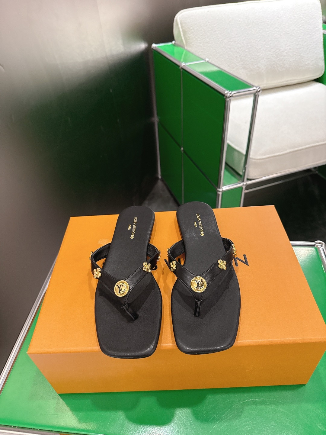 NO:868400,(k021) LV Louis Vuitton GAIA flat flip-flops Gaia flat flip-flops are made of comfortable and soft nappa sheep leather, combining casual style and trendy style. The metal Monogram decoration injects a sophisticated atmosphere into the V-shaped shoelaces, and the modern square toe and delicate leather outsole enrich the overall design. Size 35-39 (34.40.41 customized), split-toe shoes, louis vuitton, louis  vuitton,slippers,sheepskin19860909（k021)LV 路易威登GAIA 平底人字拖 夹脚拖鞋  Gaia 平底人字拖取材舒软纳帕羊皮革,兼具闲适格调与潮流风范.金属 Monogram 装饰为 V 字鞋带注入考究气息,摩登方形鞋头与细腻皮革外底丰富整体设计. 码数35-39（34.40.41定制）,分趾鞋,louis vuitton,louis vuitton,slippers,sheepskin,Women's Shoes