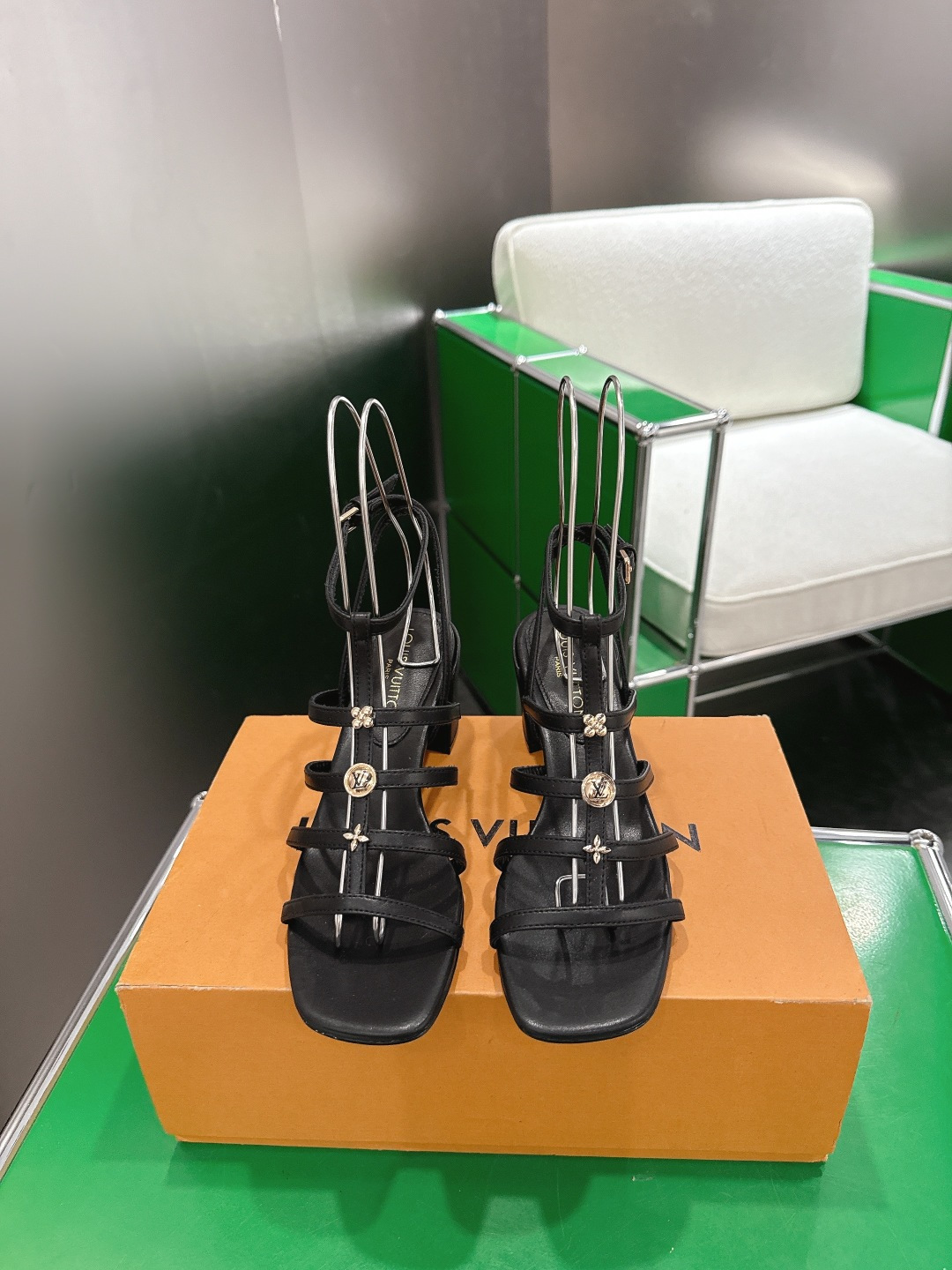 NO:868388,(k021) LV Louis Vuitton Gaia high-heeled sandals are made of soft nappa sheep leather with slim laces that complement the metal Monogram decoration. The elegant buckle tightens the ankle strap, and the comfortable square heel covered with leather completes the elegant design. Size 35-39 (40.41 custom-made), high-heeled sandals, louis vuitton, louis vuitton, sandals, high heels, sheepskin19860909（k021)LV路易威登Gaia 高跟凉鞋 以柔软纳帕羊皮革裁出纤巧鞋带,与金属 Monogram 装饰相映成趣.考究搭扣束紧踝带,包覆皮革的舒适方跟完善雅致设计. 码数35-39（40.41定做）,高跟鞋凉鞋,louis vuitton,louis vuitton,sandals,high heels,sheepskin,Women's Shoes