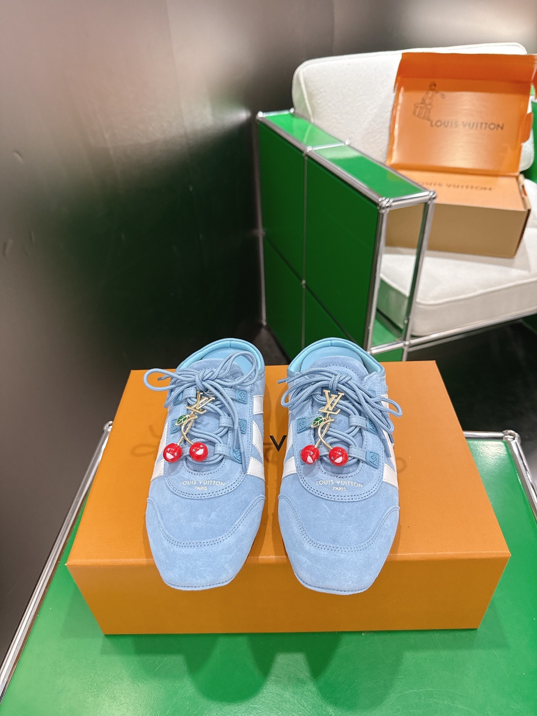 NO:874168,Accessories 60 (k007) Louis Vuitton Sneakerina Series Ballet Shoes Moral Shoes Flat Shoes Casual Shoes Half Slippers This model of LV Sneakerina ballet sneakers has a mixed material upper with a flexible injection molded outsole, which cleverly combines the comfortable texture of sports shoes with the light structure of ballet shoes. The LV letters and Louis Vuitton logo pop up on one side, and the Monogram canvas back strap completes the exquisite details.  Size 35～39 (customized at 40.41.42), half ballet slippers, louis vuitton, louis vuitton, louis vuitton, flats, sneakers19860909配饰60（k007) Louis Vuitton Sneakerina系列芭蕾舞鞋 德训鞋 平底鞋休闲鞋半拖  本款 LV Sneakerina 芭蕾运动鞋为混合材质鞋面搭载柔韧 注塑外底,将运动鞋的舒适质感与芭蕾舞鞋的轻盈构型巧妙融于一体.LV 字母与路易威登标识跃现一侧,Monogram 帆布后袢带完善考究细节. 码数35～39(40.41.42定做）,半拖芭蕾舞鞋,louis vuitton,louis vuitton,louis vuitton,flats,sneakers,Women's Shoes