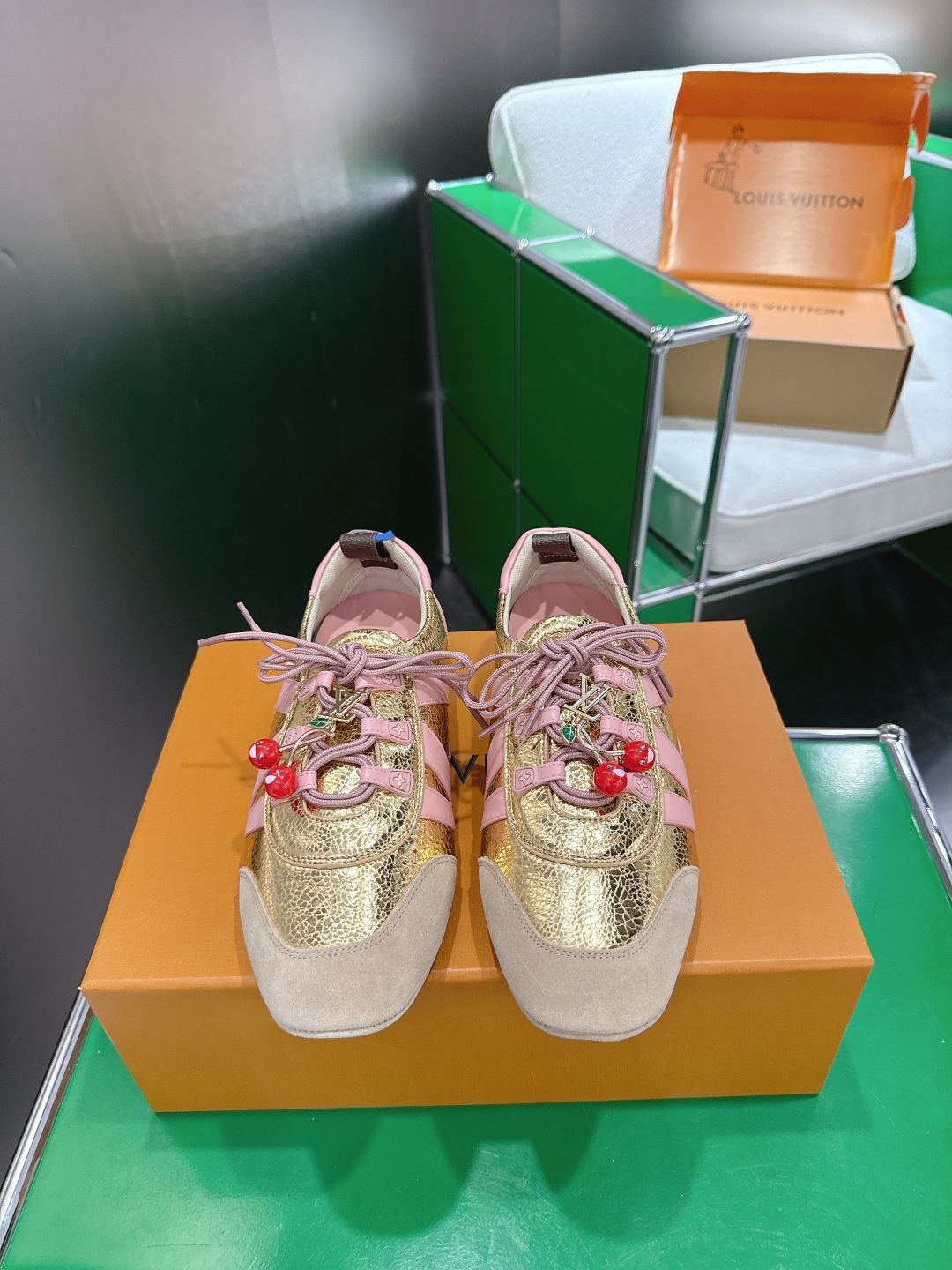NO:874103,Accessories 60 (k007) Louis Vuitton Sneakerina series ballet shoes, moral training shoes, flat shoes and casual slippers. These LV Sneakerina ballet sneakers have a mixed material upper and a flexible injection-molded outsole, which cleverly combines the comfortable texture of sports shoes with the light structure of ballet shoes. The LV letters and Louis Vuitton logo pop up on one side, and the Monogram canvas back strap completes the exquisite details.  Size 35～39 (customized at 40.41.42), half ballet slippers, louis vuitton, louis vuitton, louis vuitton, flats, sneakers19860909配饰60（k007) Louis Vuitton Sneakerina系列芭蕾舞鞋 德训鞋 平底鞋休闲拖  本款 LV Sneakerina 芭蕾运动鞋为混合材质鞋面搭载柔韧 注塑外底,将运动鞋的舒适质感与芭蕾舞鞋的轻盈构型巧妙融于一体.LV 字母与路易威登标识跃现一侧,Monogram 帆布后袢带完善考究细节. 码数35～39(40.41.42定做）,半拖芭蕾舞鞋,louis vuitton,louis vuitton,louis vuitton,flats,sneakers,Women's Shoes