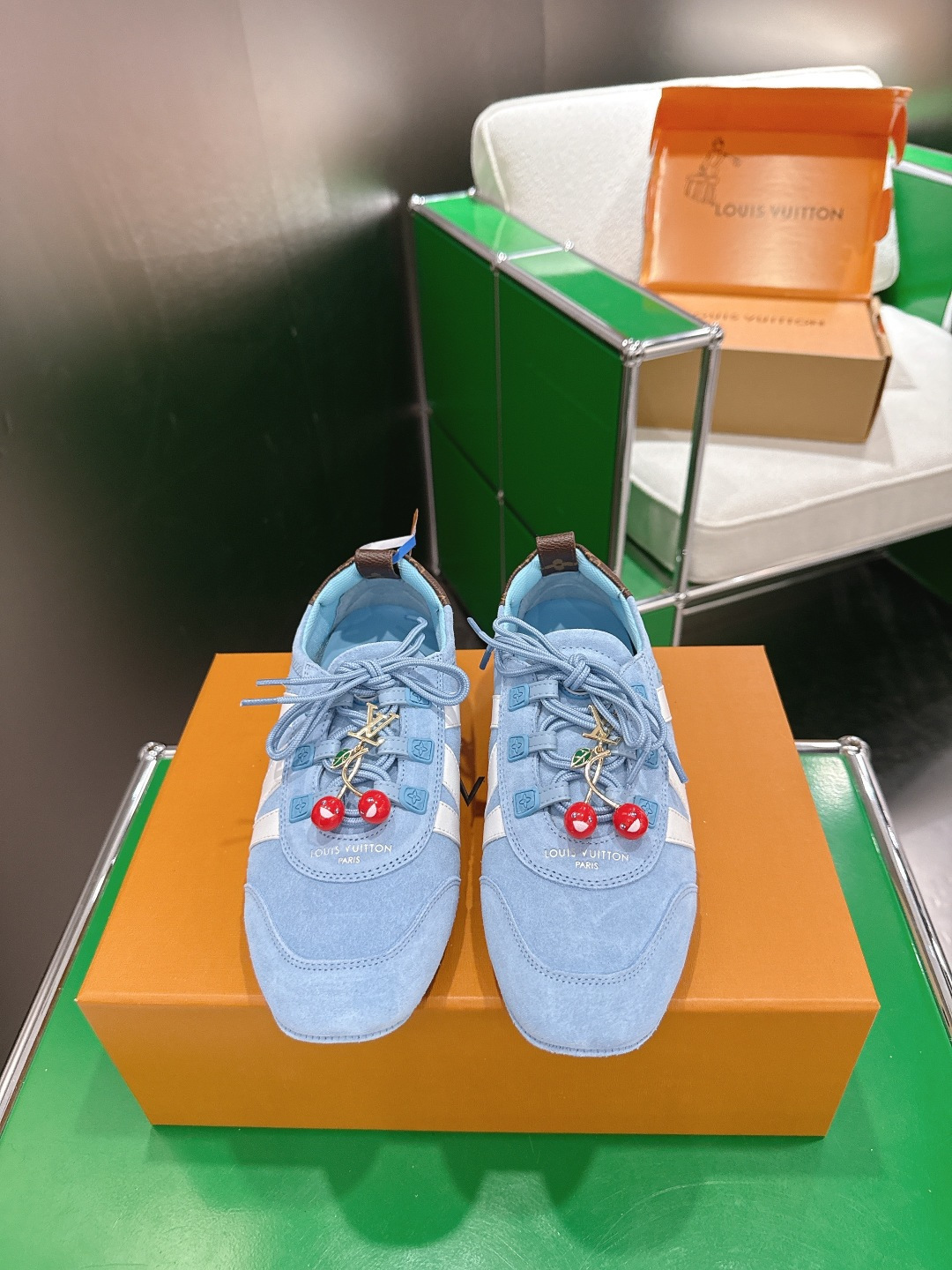 NO:874109,Accessories 60 (k007) Louis Vuitton Sneakerina Series Ballet Shoes Moral Shoes Flat Shoes Casual Shoes Half Slippers This model of LV Sneakerina ballet sneakers has a mixed material upper with a flexible injection molded outsole, which cleverly combines the comfortable texture of sports shoes with the light structure of ballet shoes. The LV letters and Louis Vuitton logo pop up on one side, and the Monogram canvas back strap completes the exquisite details.  Size 35～39 (customized at 40.41.42), half ballet slippers, louis vuitton, louis vuitton, louis vuitton, flats, sneakers19860909配饰60（k007) Louis Vuitton Sneakerina系列芭蕾舞鞋 德训鞋 平底鞋休闲鞋半拖  本款 LV Sneakerina 芭蕾运动鞋为混合材质鞋面搭载柔韧 注塑外底,将运动鞋的舒适质感与芭蕾舞鞋的轻盈构型巧妙融于一体.LV 字母与路易威登标识跃现一侧,Monogram 帆布后袢带完善考究细节. 码数35～39(40.41.42定做）,半拖芭蕾舞鞋,louis vuitton,louis vuitton,louis vuitton,flats,sneakers,Women's Shoes