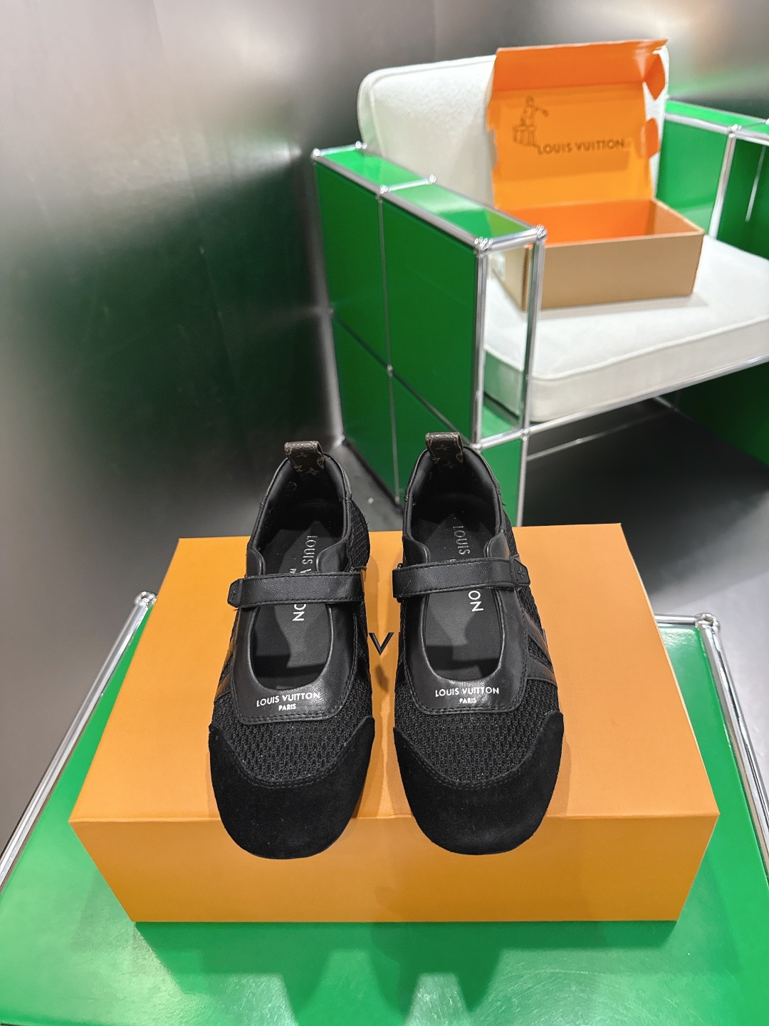 NO:874115,(k005) Louis Vuitton Sneakerina series ballet shoes, moral training shoes, flat shoes and casual shoes. This LV Sneakerina ballet sneakers are made of hollow mesh material to create a smart perspective effect. The laces and trims are cut out of smooth cow leather, and the LV logo releases a dynamic atmosphere on one side. Monogram flowers bloom on the tread, with a soft and lightweight rubber outsole.  This series of exquisite products comes with exclusive packaging, imbued with the charming style of the Côte d'Azur. It comes with limited charms and the brand's iconic beach hut handbag to enjoy the leisurely fun of midsummer. Fabric/sheep leather/cow leather shoelace logo elements Sacchetto craft rubber outsole, tread decorated with LV letters and Monogram flowers. Size 35-39 (40 customization), half-slip ballet shoes, louis vuitton, louis  vuitton,flats,sneakers,cowhide,sheepskin19860909（k005)Louis Vuitton Sneakerina系列芭蕾舞鞋 德训鞋 平底鞋休闲鞋 本款 LV Sneakerina 芭蕾运动鞋选取镂空网面材质,打造灵动透视效果.光滑牛皮革裁出鞋带和饰边,LV 标识在一侧释放动感气息.Monogram 花卉绽放于胎面,搭配柔软轻盈的橡胶外底. 本系列臻作搭配专属包装,浸染蔚蓝海岸的迷人风情,随附限定挂饰与品牌标志性海滩小屋手袋,尽揽盛夏悠然意趣 织物/羊皮革/牛皮革鞋带标识元素Sacchetto 工艺橡胶外底,胎面饰有 LV 字母与Monogram 花卉 码数35-39（40定制）,半拖芭蕾舞鞋,louis vuitton,louis vuitton,flats,sneakers,cowhide,sheepskin,Women's Shoes