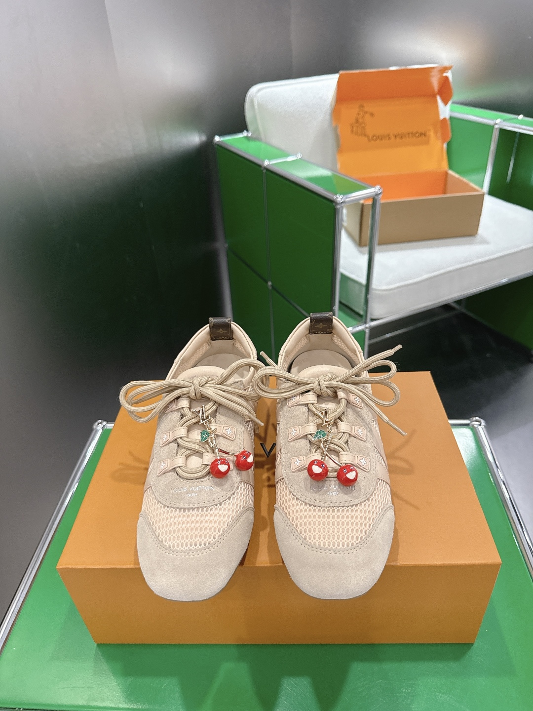 NO:874123,Accessories 60 (k005) Louis Vuitton Sneakerina series ballet shoes, moral training shoes, flat shoes and casual shoes. This LV Sneakerina ballet sneakers are made of hollow mesh material to create a smart perspective effect. The laces and trims are cut out of smooth cow leather, and the LV logo is released on one side to release a dynamic atmosphere. Monogram flowers bloom on the tread, and are paired with a soft and lightweight rubber outsole.  This series of exquisite products comes with exclusive packaging, imbued with the charming style of the Côte d'Azur. It comes with limited charms and the brand's iconic beach hut handbag to enjoy the leisurely fun of midsummer. Fabric/sheep leather/cow leather shoelace logo elements Sacchetto craft rubber outsole, tread decorated with LV letters and Monogram flowers. Size 35-39 (40 customization), half-slip ballet shoes, louis vuitton, louis  vuitton,flats,sneakers,cowhide,sheepskin19860909配饰60（k005) Louis Vuitton Sneakerina系列芭蕾舞鞋 德训鞋 平底鞋休闲鞋 本款 LV Sneakerina 芭蕾运动鞋选取镂空网面材质,打造灵动透视效果.光滑牛皮革裁出鞋带和饰边,LV 标识在一侧释放动感气息.Monogram 花卉绽放于胎面,搭配柔软轻盈的橡胶外底. 本系列臻作搭配专属包装,浸染蔚蓝海岸的迷人风情,随附限定挂饰与品牌标志性海滩小屋手袋,尽揽盛夏悠然意趣 织物/羊皮革/牛皮革鞋带标识元素Sacchetto 工艺橡胶外底,胎面饰有 LV 字母与Monogram 花卉 码数35-39（40定制）,半拖芭蕾舞鞋,louis vuitton,louis vuitton,flats,sneakers,cowhide,sheepskin,Women's Shoes