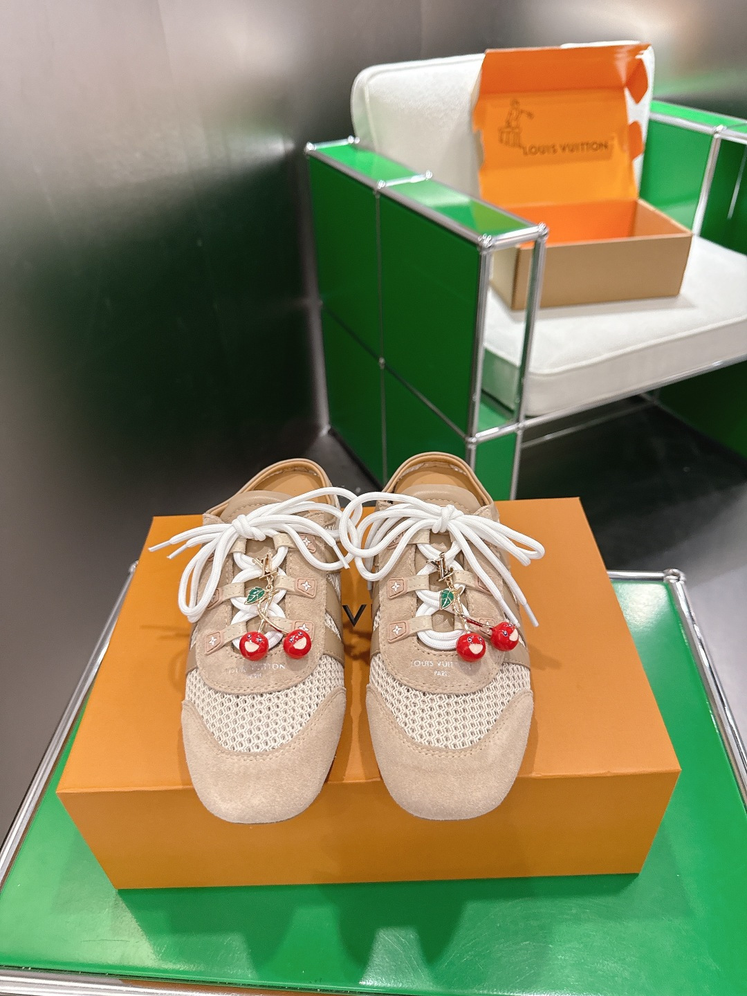 NO:874129,Accessories 60 (k005) Louis Vuitton Sneakerina Series Ballet Shoes Moral Shoes Flat Shoes Casual Shoes Half Slippers These LV Sneakerina ballet sneakers are made of hollow mesh material to create a smart perspective effect. The laces and trims are cut out of smooth cow leather, and the LV logo is released on one side to create a dynamic atmosphere. Monogram flowers bloom on the tread, and are paired with a soft and lightweight rubber outsole.  This series of exquisite products comes with exclusive packaging, imbued with the charming style of the Côte d'Azur. It comes with limited charms and the brand's iconic beach hut handbag to enjoy the leisurely fun of midsummer. Fabric/sheep leather/cow leather shoelace logo elements Sacchetto craft rubber outsole, tread decorated with LV letters and Monogram flowers. Size 35-39 (40 customization), half-slip ballet shoes, louis vuitton, louis  vuitton,flats,sneakers,cowhide,sheepskin19860909配饰60（k005) Louis Vuitton Sneakerina系列芭蕾舞鞋 德训鞋 平底鞋休闲鞋半拖 本款 LV Sneakerina 芭蕾运动鞋选取镂空网面材质,打造灵动透视效果.光滑牛皮革裁出鞋带和饰边,LV 标识在一侧释放动感气息.Monogram 花卉绽放于胎面,搭配柔软轻盈的橡胶外底. 本系列臻作搭配专属包装,浸染蔚蓝海岸的迷人风情,随附限定挂饰与品牌标志性海滩小屋手袋,尽揽盛夏悠然意趣 织物/羊皮革/牛皮革鞋带标识元素Sacchetto 工艺橡胶外底,胎面饰有 LV 字母与Monogram 花卉 码数35-39（40定制）,半拖芭蕾舞鞋,louis vuitton,louis vuitton,flats,sneakers,cowhide,sheepskin,Women's Shoes