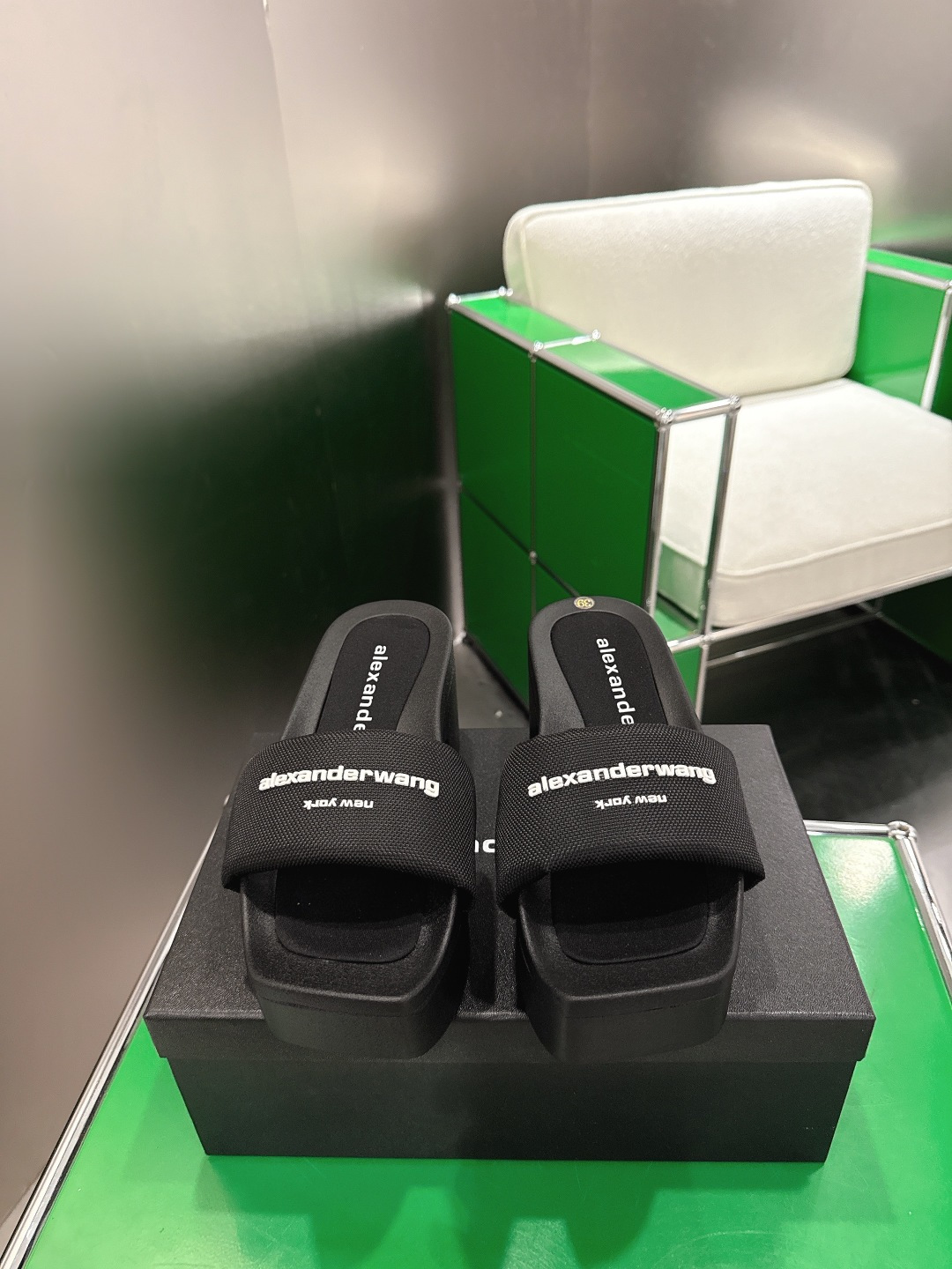 NO:874152,(k029) Alexander Wang’s latest spring and summer thick-soled flip-flops. There are many celebrity Internet celebrities. The black webbing upper is printed with the iconic white letters. It is simple, low-key and self-recognizable. It is a versatile 'lazy person's artifact'. The full-diamond style upper is full of shining rhinestones. It is matched with the same brand letters. The blingbling effect is directly full. It comes with a 'hot girl filter', which is very suitable for wearing to parties or the beach in summer.  The front is 4cm and the back is 8cm thick sole + thick heel design. It can quietly increase the length of the legs and is much more stable than thin heels. It also has a Y2K retro hot girl feel. Original open-molded foam outsole Size 35-39 (customized for 40), slippers, slippers19860909（k029)AlexanderWang春夏最新款厚底一字拖 超多明星网红种草 黑色织带鞋面印着标志性的白色字母 简约低调又自带辨识度 是日常百搭的“懒人神器”满钻款鞋面带满闪亮的水钻 搭配同样的品牌字母 blingbling的效果直接拉满 自带“辣妹滤镜”很适合夏天穿去聚会或海边 前4cm后跟8cm厚底+粗跟设计 既能悄悄增高拉长腿型 又比细跟稳很多 还自带Y2K复古辣妹感 原版开模发泡大底 Size35-39（40定做）,拖鞋,slippers,Women's Shoes