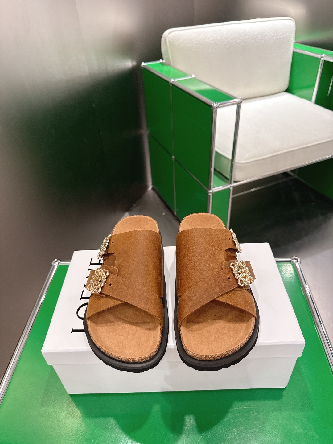 NO:874160,loewe  The soft footbed uses an additional foam cushioning layer to provide extra comfort and all-day support. Rigorous craftsmanship materials from Germany: cowhide suede and cowhide. Outsole middle layer pine EVA three-layer combination outsole Size 35-44, slippers, birkenstock, loewe, loewe, flats, slippers, cowhide19860909Loewe x Birkenstock 罗意威x勃肯鞋  博肯全鞋 皮革绒面双扣时尚休闲平底鞋 牛皮绒面革质地柔软搭配可调节鞋扣提升穿着舒适度⑤ 人体工学设计分散脚部压力 保护脚踝 软木乳胶鞋床具有一定的收缩性 长时间穿着后能贴合脚型 EVA鞋底回弹性和抗张性力高 具有良好的防震、缓冲性 四季皆宜 柔软的鞋床采用额外的泡沫缓冲层 提供额外的舒适感和全天支撑 源于德国的严谨工艺材料牛皮绒面 牛巴戎面 大底中层松木 EVA 三层组合大底 码数35-44,拖鞋,birkenstock,loewe,loewe,flats,slippers,cowhide,Women's Shoes