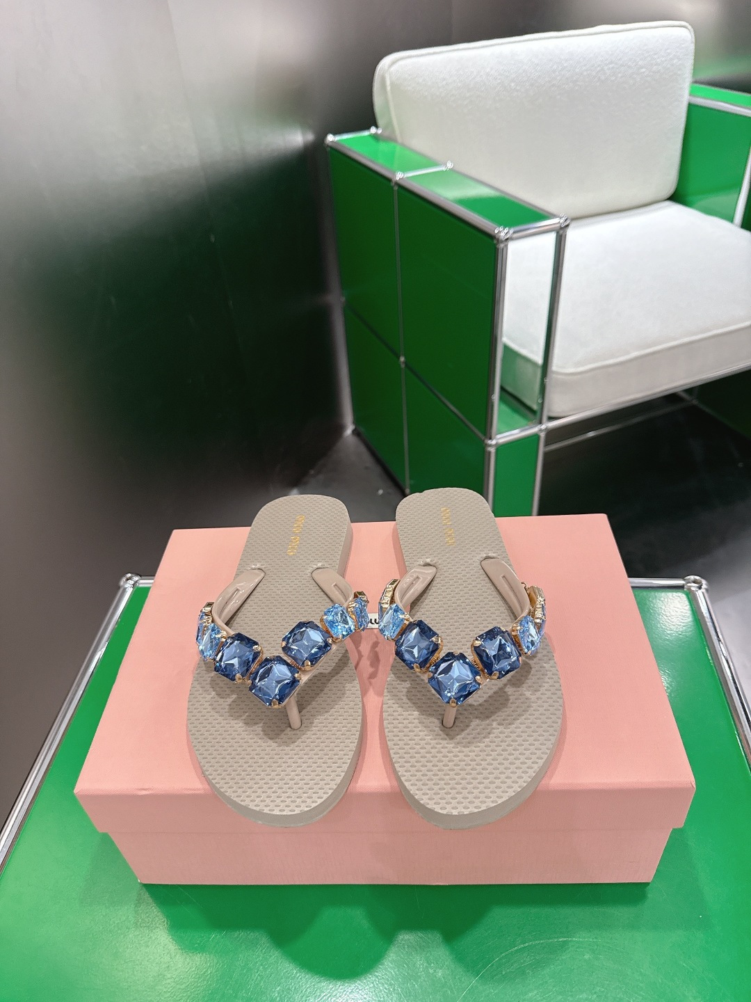 NO:874144,(k003) MiuMiu 26ss diamond-encrusted flip-flops 26ss are the most popular lazy slippers this summer, Korean version of trendy summer fashion flip-flops. High-end and classy, ​​more suitable for lazy people, no need to use hands, convenient and fast size: 35-40, split-toe shoes, miumiu, slippers19860909（k003)MiuMiu 缪缪26ss镶钻夹脚人子拖 26ss 今夏最流行的懒人拖鞋,韩版潮流夏季时尚人字拖 高端大气上档次外,更适合懒人族们,都不用动下手,方便快捷 size:35-40,分趾鞋,miumiu,slippers,Women's Shoes