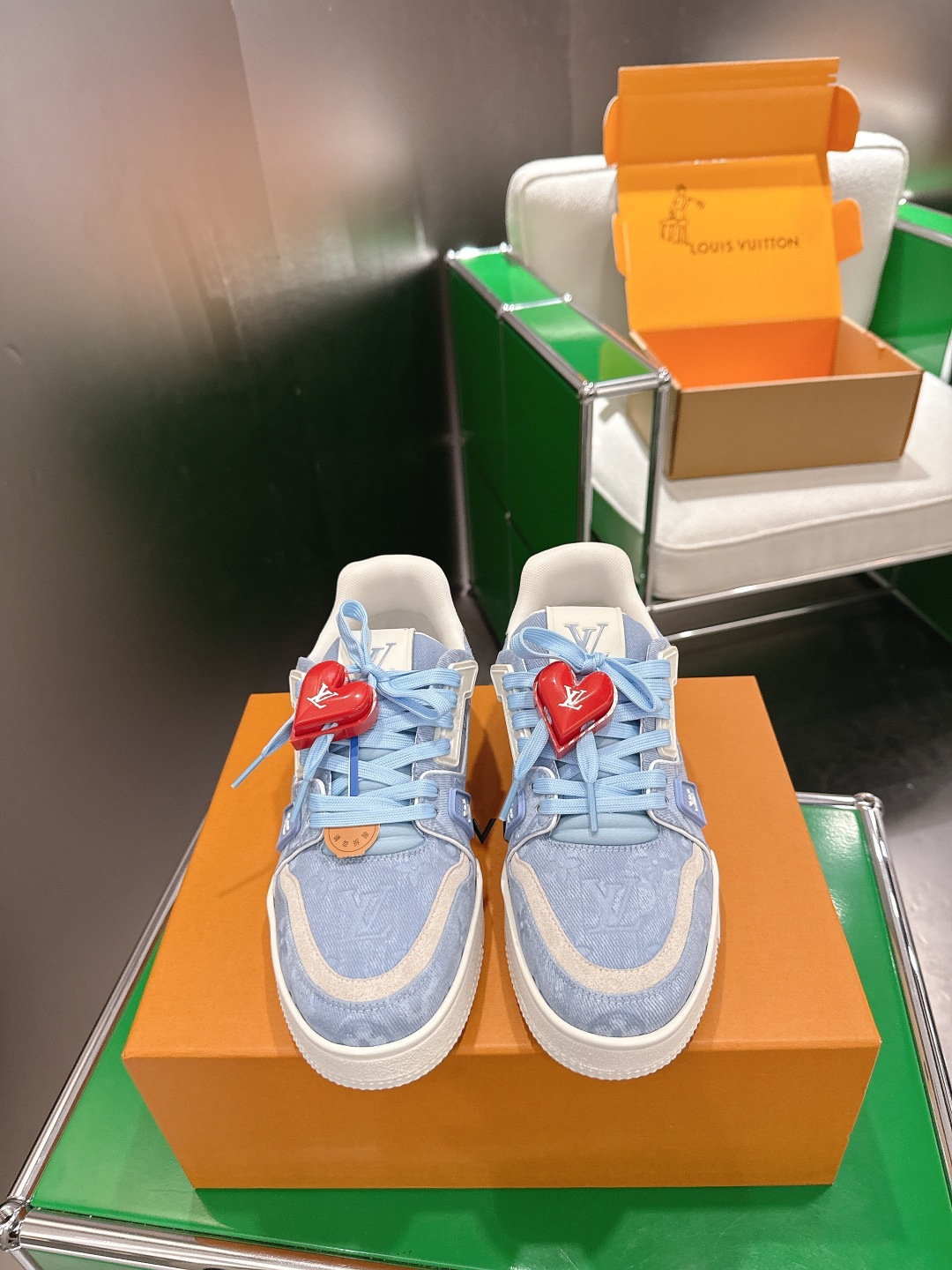 NO:874121,Accessories 60Louis Vuiton Louis Vuiton's new LV Trainer series sneakers and basketball shoes This LV Trainer sneaker continues the iconic configuration and is made of retro-textured suede cow leather to create a subtle aged effect. Monogram flower-decorated leather shoelaces form a sharp color contrast with the shoe body. Louis Vuitton's handwritten embroidery logo and #54 logo are decorated on the sides and back. The rubber outsole with vintage-textured suede cow leather logo elements is embellished with Monogram flowers.  Size 39-44 (45.46 customized), casual shoes/sports shoes, louis vuitton, louis vuitton, louis vuitton, sneakers, cowhide19860909配饰60Louis Vuiton 路易威登 新款 LV Trainer系列板鞋篮球鞋  本款 LV Trainer 运动鞋延续标志性构型,以复古质感绒面牛皮革营造微妙做旧视效.Monogram 花卉装饰栖身皮革鞋带,与鞋身形成鲜明的色彩对比.路易威登手写体刺绣标识和 #54 标识分饰侧面与后部. 复古质感绒面牛皮革标识元素橡胶外底点缀 Monogram 花卉 码数39-44（45.46定制）,休闲鞋/运动鞋,louis vuitton,louis vuitton,louis vuitton,sneakers,cowhide,Women's Shoes