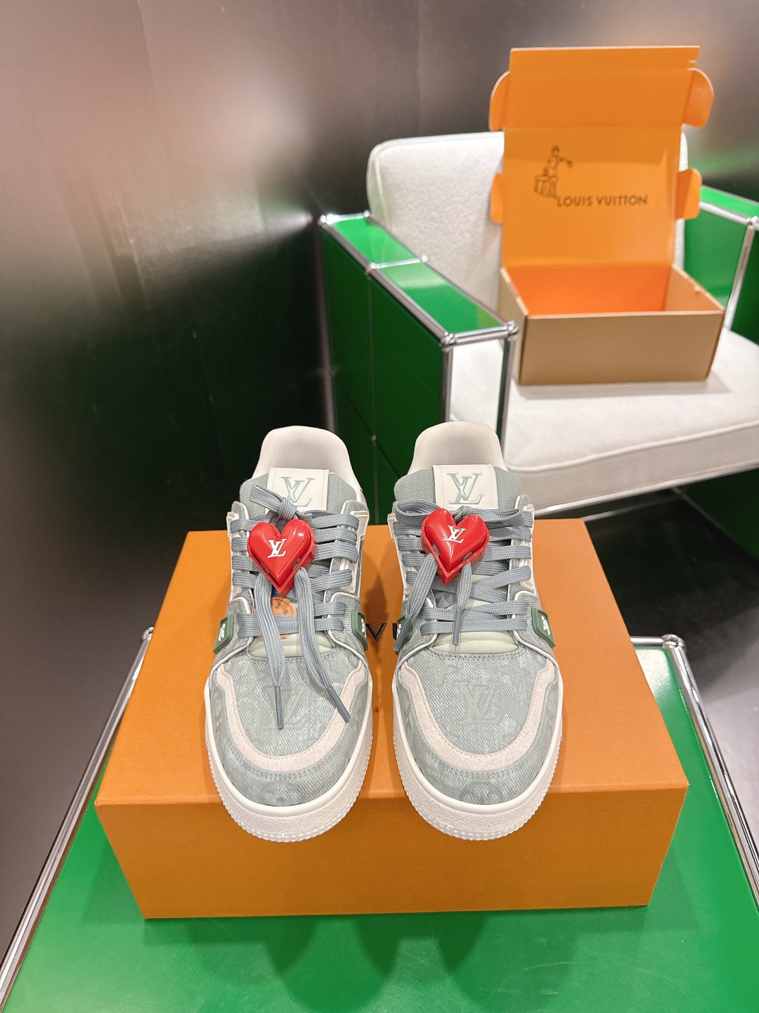 NO:874136,Accessories 60Louis Vuiton Louis Vuiton's new LV Trainer series sneakers and basketball shoes This LV Trainer sneaker continues the iconic configuration and is made of retro-textured suede cow leather to create a subtle aged effect. Monogram flower-decorated leather shoelaces form a sharp color contrast with the shoe body. Louis Vuitton's handwritten embroidery logo and #54 logo are decorated on the sides and back. The rubber outsole with vintage-textured suede cow leather logo elements is embellished with Monogram flowers.  Size 39-44 (45.46 customized), casual shoes/sports shoes, louis vuitton, louis vuitton, louis vuitton, sneakers, cowhide19860909配饰60Louis Vuiton 路易威登 新款 LV Trainer系列板鞋篮球鞋  本款 LV Trainer 运动鞋延续标志性构型,以复古质感绒面牛皮革营造微妙做旧视效.Monogram 花卉装饰栖身皮革鞋带,与鞋身形成鲜明的色彩对比.路易威登手写体刺绣标识和 #54 标识分饰侧面与后部. 复古质感绒面牛皮革标识元素橡胶外底点缀 Monogram 花卉 码数39-44（45.46定制）,休闲鞋/运动鞋,louis vuitton,louis vuitton,louis vuitton,sneakers,cowhide,Women's Shoes