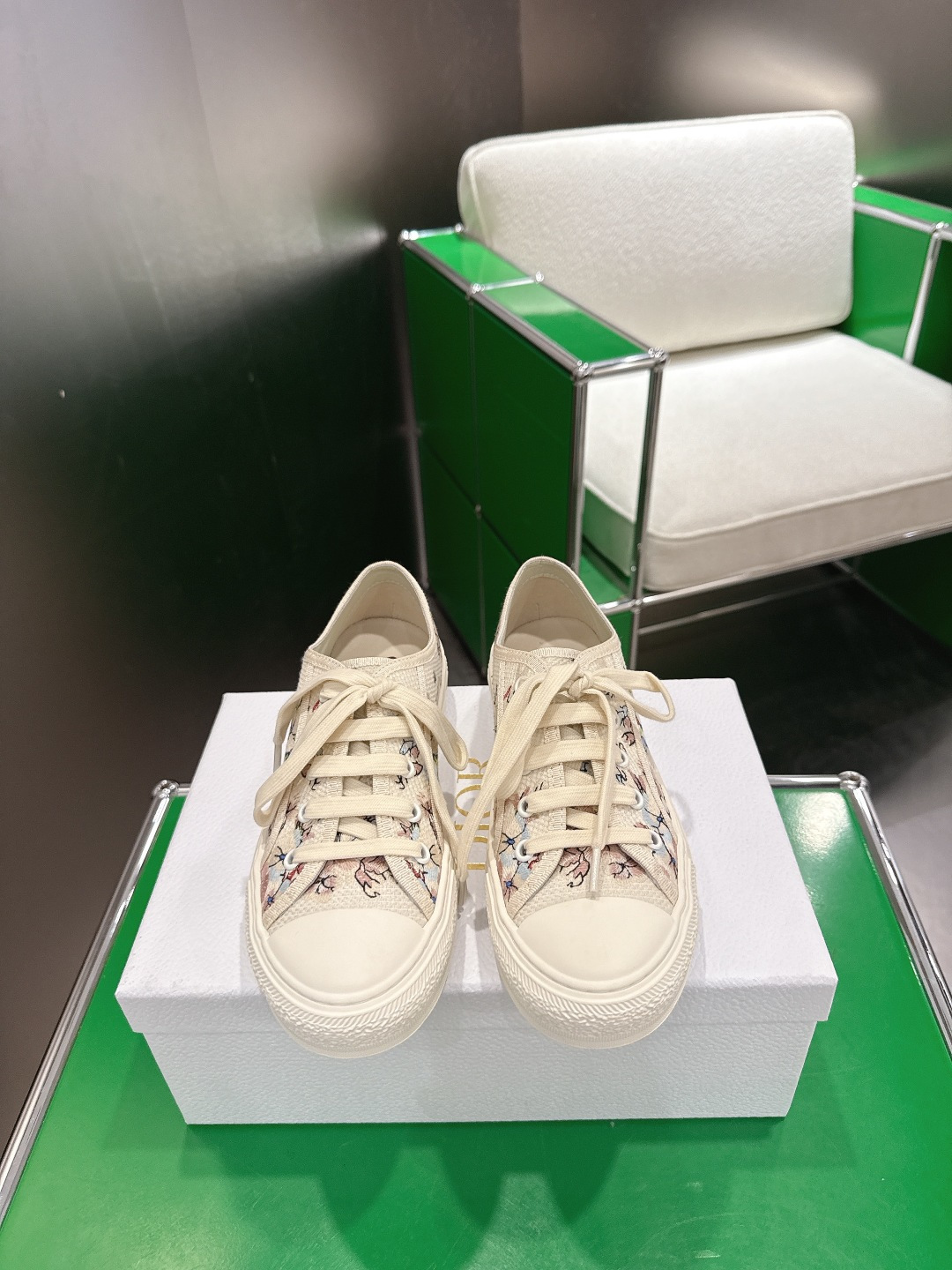 NO:874846,Top version C'est Dior Dior 26 spring and summer new casual sports shoes 'Embroidery is made of cow leather and mesh fabric, light and breathable. The CD letters on the side are very recognizable for Dior, and the sports style design combined with tassel details also adds a touch of elegance. Original upper fabric Original sole outsole Size 35-41 (40.41 customized non-refundable), casual shoes/sports shoes, dior, dior, sneakers, cowhide19860909顶级版本 C'est Dior 迪奥26春夏全新休闲运动鞋 ‘刺绣以牛皮革和网眼织物制作,轻盈透气.侧边的CD字母非常有Dior辩识度,运动风设计融合流苏细节也增添了一丝优雅气质 鞋面原版面料 鞋底原版大底 尺码35-41(40.41定制不退不换),休闲鞋/运动鞋,dior,dior,sneakers,cowhide,Women's Shoes