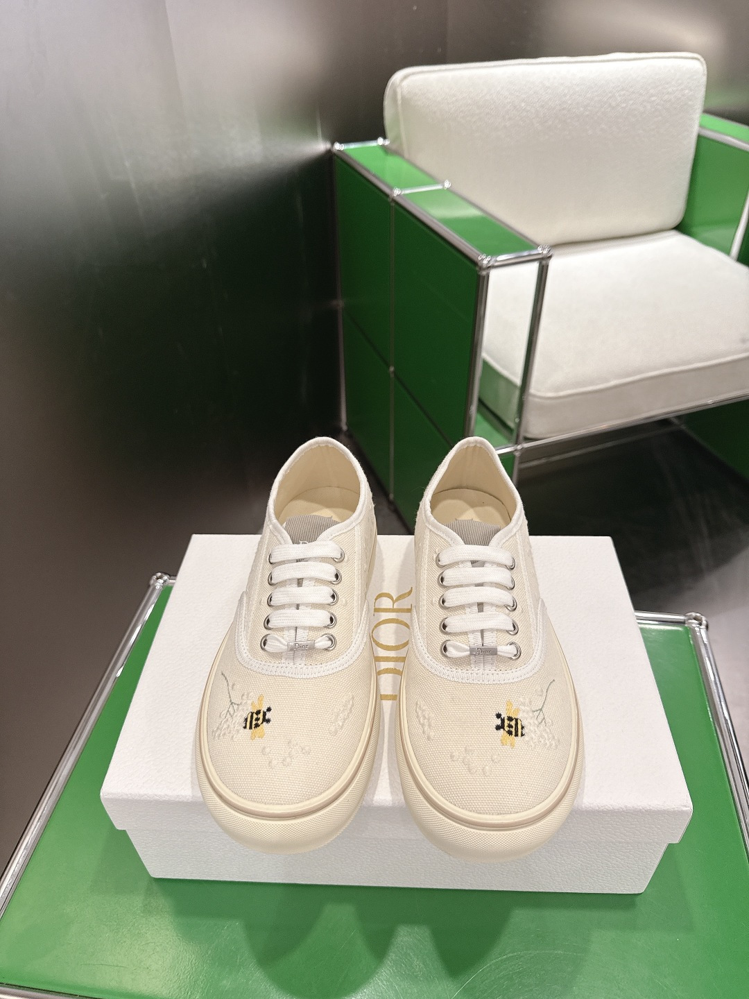 NO:900827,Dior Saltwind Series Retro Presbyopia Canvas Shoes Casual Sneakers This Dior Saltwind sneaker designed by Jonathan Anderson is fashionable and chic. It is a new interpretation of the classic nautical style shoe. It is decorated with Oblique printing and is embellished with white lace to enhance the style. It is equipped with a round toe and grosgrain topstitch details. It is unique. The style is light and comfortable. It is a new classic item of Dior. It shows the fashionable and simple style. Original custom-made high-density canvas material  Customized high-density canvas lining, original molded non-slip rubber material (two-color outsole), sole thickness 3.5CM, size: 35-41 (40.41 customized, non-returnable), casual shoes/sports shoes, dior, dior, sneakers19860909Dior 迪奥 Saltwind 系列 复古 老花 帆布鞋 休闲 运动鞋板鞋 这款乔纳森·安德森 (Jonathan Anderson) 设计的 Dior Saltwind 运动鞋时尚别致 全新演绎经典航海风鞋款 饰以 Oblique 印花 点缀以白色蕾丝提升格调 搭配圆形鞋头和罗缎缉面线细节 别具一格 款式轻盈舒适 是 Dior 的全新经典单品 彰显时尚简约的风范 原版定制高密度帆布材质 内里定制高密度帆布 原版开模防滑橡胶材质（双色大底） 底厚3.5CM 码数 : 35-41（40.41定做不退换）,休闲鞋/运动鞋,dior,dior,sneakers,Women's Shoes