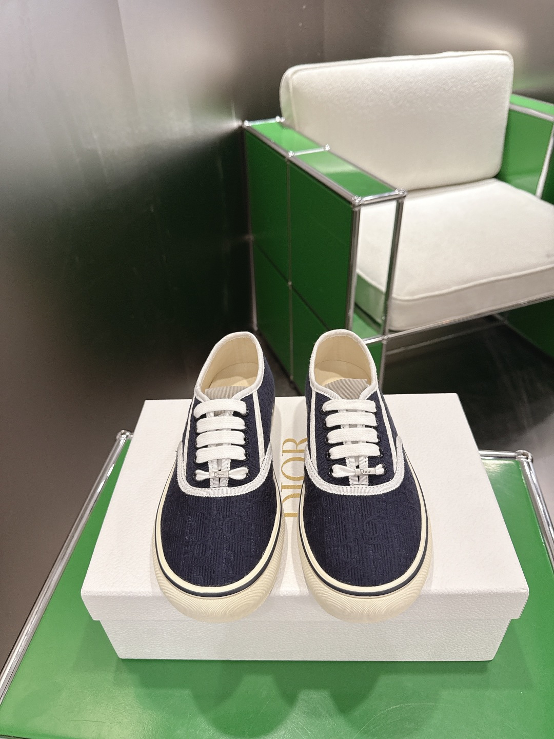 NO:900833,Dior Dior Saltwind Series Retro Presbyopia Lace Canvas Shoes Casual Sneakers This Dior Saltwind sneaker designed by Jonathan Anderson is fashionable and chic. It is a new interpretation of the classic nautical style shoe. It is decorated with Oblique printing and embellished with white lace to enhance the style. It is equipped with a round toe and grosgrain topstitch details. It is unique. The style is light and comfortable. It is a new classic item of Dior. It shows the fashionable and simple style. Original custom-made high-density canvas material  Customized high-density canvas lining, original molded non-slip rubber material (two-color outsole), sole thickness 3.5CM, size: 35-41 (40.41 customized, non-returnable), casual shoes/sports shoes, dior, dior, sneakers19860909Dior 迪奥 Saltwind 系列 复古 老花 蕾丝 帆布鞋 休闲 运动鞋板鞋 这款乔纳森·安德森 (Jonathan Anderson) 设计的 Dior Saltwind 运动鞋时尚别致 全新演绎经典航海风鞋款 饰以 Oblique 印花 点缀以白色蕾丝提升格调 搭配圆形鞋头和罗缎缉面线细节 别具一格 款式轻盈舒适 是 Dior 的全新经典单品 彰显时尚简约的风范 原版定制高密度帆布材质 内里定制高密度帆布 原版开模防滑橡胶材质（双色大底） 底厚3.5CM 码数 : 35-41（40.41定做不退换）,休闲鞋/运动鞋,dior,dior,sneakers,Women's Shoes