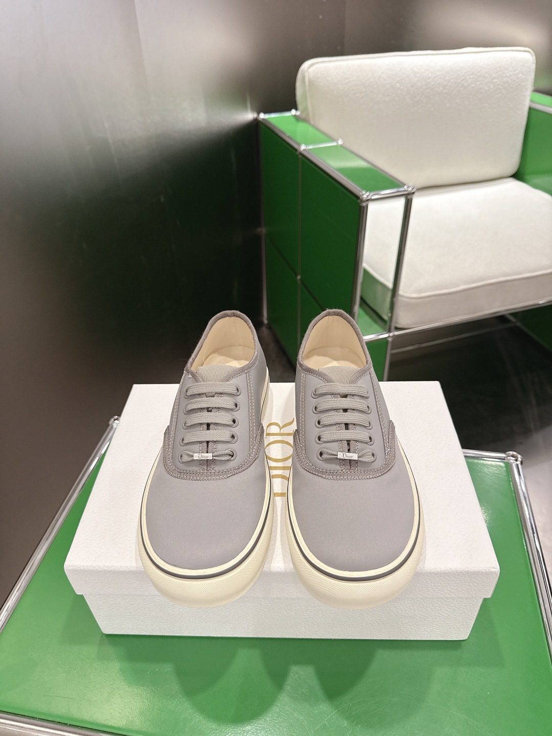 NO:900835,Dior Saltwind Series Retro Presbyopia Canvas Shoes Casual Sneakers This Dior Saltwind sneaker designed by Jonathan Anderson is fashionable and chic. It is a new interpretation of the classic nautical style shoe. It is decorated with Oblique printing and is embellished with white lace to enhance the style. It is equipped with a round toe and grosgrain topstitch details. It is unique. The style is light and comfortable. It is a new classic item of Dior. It shows the fashionable and simple style. Original custom-made high-density canvas material  Customized high-density canvas lining, original molded non-slip rubber material (two-color outsole), sole thickness 3.5CM, size: 35-41 (40.41 customized, non-returnable), casual shoes/sports shoes, dior, dior, sneakers19860909Dior 迪奥 Saltwind 系列 复古 老花 帆布鞋 休闲 运动鞋板鞋 这款乔纳森·安德森 (Jonathan Anderson) 设计的 Dior Saltwind 运动鞋时尚别致 全新演绎经典航海风鞋款 饰以 Oblique 印花 点缀以白色蕾丝提升格调 搭配圆形鞋头和罗缎缉面线细节 别具一格 款式轻盈舒适 是 Dior 的全新经典单品 彰显时尚简约的风范 原版定制高密度帆布材质 内里定制高密度帆布 原版开模防滑橡胶材质（双色大底） 底厚3.5CM 码数 : 35-41（40.41定做不退换）,休闲鞋/运动鞋,dior,dior,sneakers,Women's Shoes