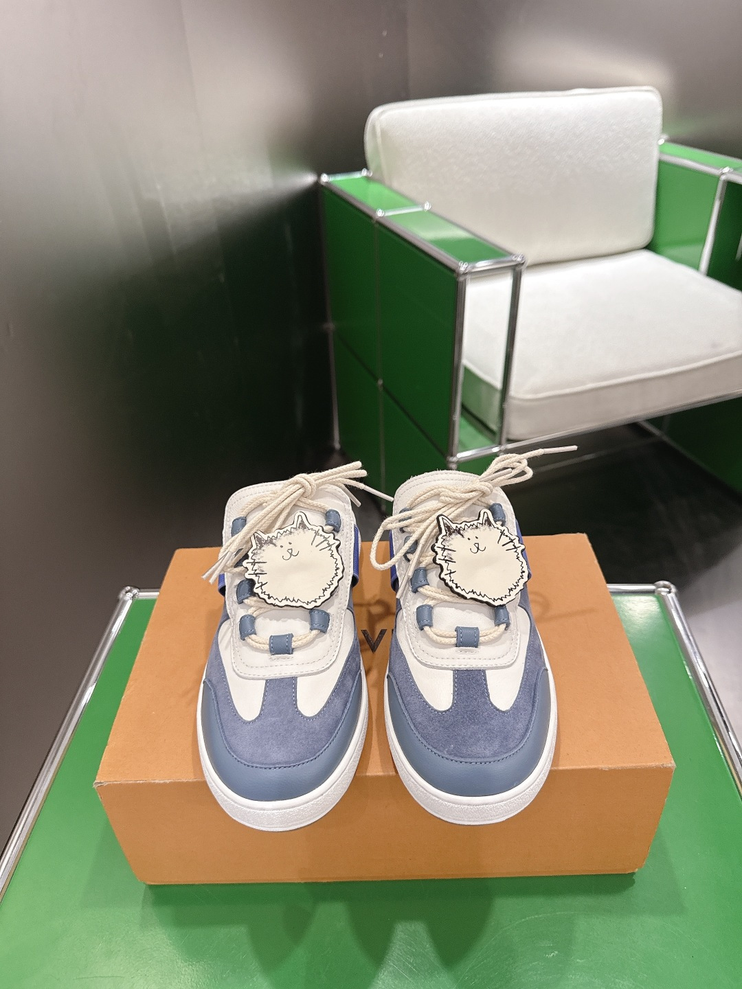 NO:903644,LV Louis Vuitton's 2026 cute cat shoes and half slippers are made of Monogram presbyopic canvas + denim blue leather stitching, retro and fashionable!  The heelless design is super easy to put on and take off, and the white rubber sole is comfortable and wear-resistant. It's OK for daily outings or light sports. The LV logo on the side of the shoe is very recognizable. It looks great with jeans and casual skirts, and you can easily get the American retro style!  Original cloth and leather, cowhide lining, original outsole 35-39 (customized at 40.41), casual shoes/sports shoes, louis vuitton, louis vuitton, sneakers, slippers, skirts, jeans, cowhide19860909LV 路易威登 2026款可爱猫猫鞋半拖鞋 采用Monogram 老花帆布＋牛仔蓝皮革拼接,复古又时髦！无后跟设计超方便穿脱,白色橡胶鞋底舒适耐磨,日常出街或轻运动都 OK .鞋侧LV 标志超有辨识度,随便搭牛仔裤、休闲裙都很出彩,轻松 get 美式复古风！ 原版布面拼皮 牛皮里 原版大底 35-39（40.41定做）,休闲鞋/运动鞋,louis vuitton,louis vuitton,sneakers,slippers,skirts,jeans,cowhide,Women's Shoes