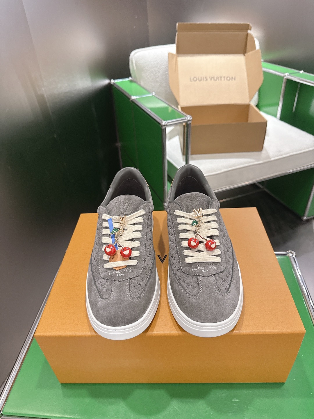 NO:903652,Top version accessories 60 (k005) LV Louis Vuitton Flash Series Couple Style Casual Sports Shoes Moral Shoes This Flash sneaker appears in the 2026 Spring and Summer Series with a simple and fashionable configuration. The leather patch on the cowhide upper is integrated with distinctive stitching and brand logo embossing to express the inspiration of leather goods. The same color rubber outsole blooms Monogram Size: 35-45, casual shoes/sports shoes, louis vuitton, louis  vuitton,sneakers,cowhide19860909顶级版本配饰60（k005) LV 路易威登Flash系列 情侣款 休闲 运动鞋 德训鞋  本款 Flash 运动鞋以简约时尚构型亮相 2026 春夏系列.牛皮革鞋面上的皮革贴饰融入鲜明缝线与品牌标识压纹,道出皮具的灵感启发.同色橡胶外底绽放 Monogram Size : 35-45,休闲鞋/运动鞋,louis vuitton,louis vuitton,sneakers,cowhide,Women's Shoes