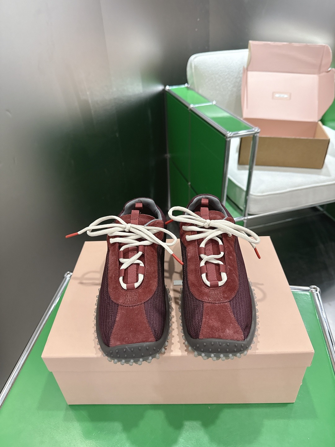 NO:903659,(k018) Miu Miu Miu Miu transparent particle thick sole and suede retro moral training shoes and sports shoes. These are the retro distressed hedgehog sole Forrest Gump jogging shoes that have become popular in recent years. They belong to the core casual shoes of old money style for girls. They combine the silhouette of retro trail running shoes in the 1990s + the brand's iconic sweet and cool tone. They are a must-have item for today's rich and relaxed style.  The whole shoe is made of corduroy + suede + breathable mesh triple splicing. The main body is matte corduroy. It has a retro texture and is not easy to wrinkle. The original open-molded rubber serrated outsole is non-slip and wear-resistant. Size 35-39 (40 customized), casual shoes/sports shoes, miumiu, sneakers, chamois leather19860909（k018)Miu Miu 缪缪透明颗粒厚底拼麂皮复古 德训鞋 运动鞋 这是Miu Miu近年大火的复古做旧刺猬底阿甘慢跑鞋 属于少女老钱风核心休闲鞋款 融合了90年代复古越野跑鞋轮廓+品牌标志性甜酷调性 是当下千金风 松弛感穿搭的刚需单品 整鞋采用灯芯绒+反绒麂皮+透气网布三重拼接 哑光灯芯绒做主体 自带复古肌理 不易起皱 原版开模橡胶锯齿外底防滑耐磨 码数35-39（40定制）,休闲鞋/运动鞋,miumiu,sneakers,chamois leather,Women's Shoes