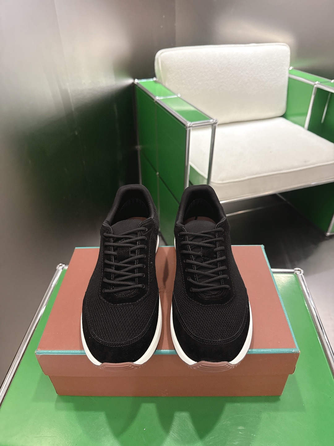 NO:906036,(k005) Loro Piana casual shoes and sports shoes. Coming from Italy, it pursues quality and craftsmanship, integrating innovative technology with traditional Italian style. This brand has always been very low-key, but it should be considered a dad-level presence in luxury goods!  His shoes are the same. The upper body feels like being in the clouds. It is soft and comfortable to fit. The upper feet are like a pair of old friends. After you buy their shoes, many brands will not want to wear them. This is the evaluation of people who have worn this shoe. Wearing it for a day will not make your feet tired or abraded. This is because of the strict requirements on the material, so you can have such a beautiful feeling!  Size 39-45 (39.45 is custom-made and non-refundable), casual shoes/sports shoes, loro piana, sneakers19860909（k005)Loro Piana 诺悠翩雅 休闲鞋 运动鞋 来自意大利的它追求质量和手工,融创新技术与意大利传统风格为一体,这个牌子一直很低调,但是在奢侈品里应该也算是爸爸级的存在！ 他家的和一样,上身就是处在云朵里一样的触感,柔软舒适贴合,上脚就是一双老朋友,当你买过他家的后,很多牌子的都不想穿了,这是穿过这款鞋的人对其的评价,穿一天不会累脚也不会磨脚,这就是对材质的要求苛刻,才会有这般美好的感觉！ 码数39-45（39.45定做不退换）,休闲鞋/运动鞋,loro piana,sneakers,Women's Shoes