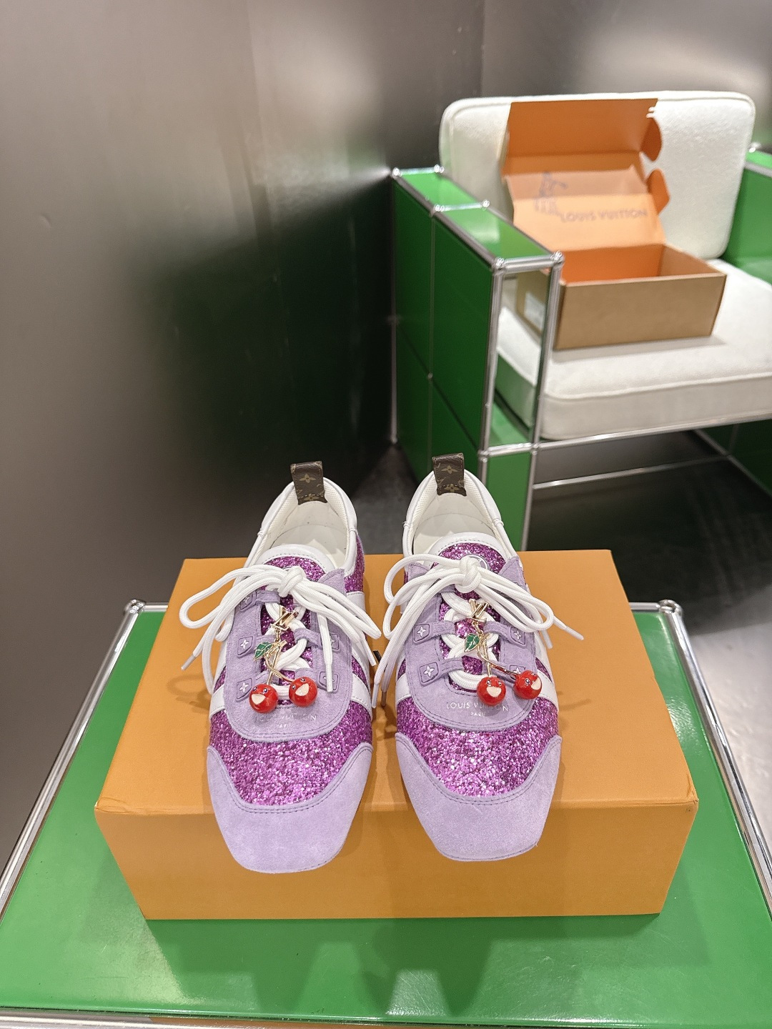NO:906043,Accessories 60Louis Vuitton Sneakerina series ballet shoes, flat casual shoes, LV Sneakerina ballet sneakers are made of metallic cracked sheepskin with soft tonal trimming, full of youthful atmosphere. The side is decorated with smart LV logo, and the double-layer laces show the Monogram flower pattern. The Sacchetto construction creates a light wearing experience, and is flexible and comfortable when walking. Cow leather/sheep leather, laces Louis Vuitton element Sacchetto  Craft injection molded TPU outsole, size 35-39 (40 customized), casual shoes/sports shoes, louis vuitton, louis vuitton, louis vuitton, flats, sneakers, cowhide, sheepskin19860909配饰60Louis Vuitton Sneakerina系列芭蕾舞鞋 平底鞋休闲鞋  LV Sneakerina 芭蕾运动鞋撷取金属质感裂纹羊皮革搭配柔和色调饰边,洋溢青春气息.侧边缀饰灵动 LV 标识,双层鞋带绽现 Monogram 花卉图案.Sacchetto 构型打造轻盈穿着体验,步履间柔韧自如. 牛皮革/羊皮革,鞋带路易威登元素Sacchetto 工艺注塑 TPU 外底 码数35-39（40定做）,休闲鞋/运动鞋,louis vuitton,louis vuitton,louis vuitton,flats,sneakers,cowhide,sheepskin,Women's Shoes
