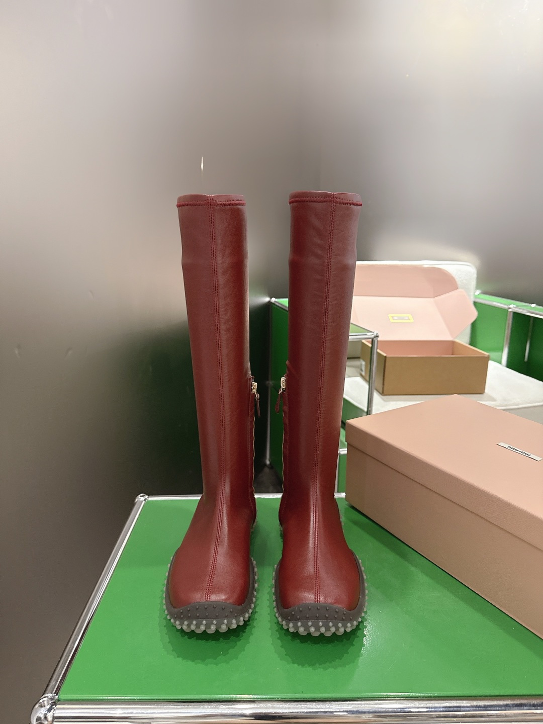 NO:906028,(k018)Miumiu 26 autumn and winter stretch boots. Miumiu’s popular style has finally arrived. Black is boring, but caramel color is more beautiful~suitable for over-the-knee skirts. The loose-fitting boots are a limited edition catwalk style. A pair of Fengshen stretch socks boots. They look good no matter how you wear them. This summer’s fashionista’s favorite. They don’t look very comfortable. They are super comfortable on your feet. Before you receive miu shoes, the fabric is imported elastic pu and the lining is elastic leather.  Size 35-40 (40, 41 customization is non-returnable and non-exchangeable), boots, miumiu, boots, skirts19860909（k018)Miumiu 缪缪26秋冬弹力长靴  Miumiu爆款终于到货了.黑色比较无聊,还是焦糖色好看～适合搭过膝半裙 造型长靴松弛感限量走秀款一双封神弹力袜靴 怎么穿都好看今夏时髦精最爱 看起来不怎么舒服 上脚超级舒服 在你们收到miu鞋子之前 面料进口弹力pu 内里弹力皮 尺码35-40(40,41定制不退不换）,靴子,miumiu,boots,skirts,Women's Shoes
