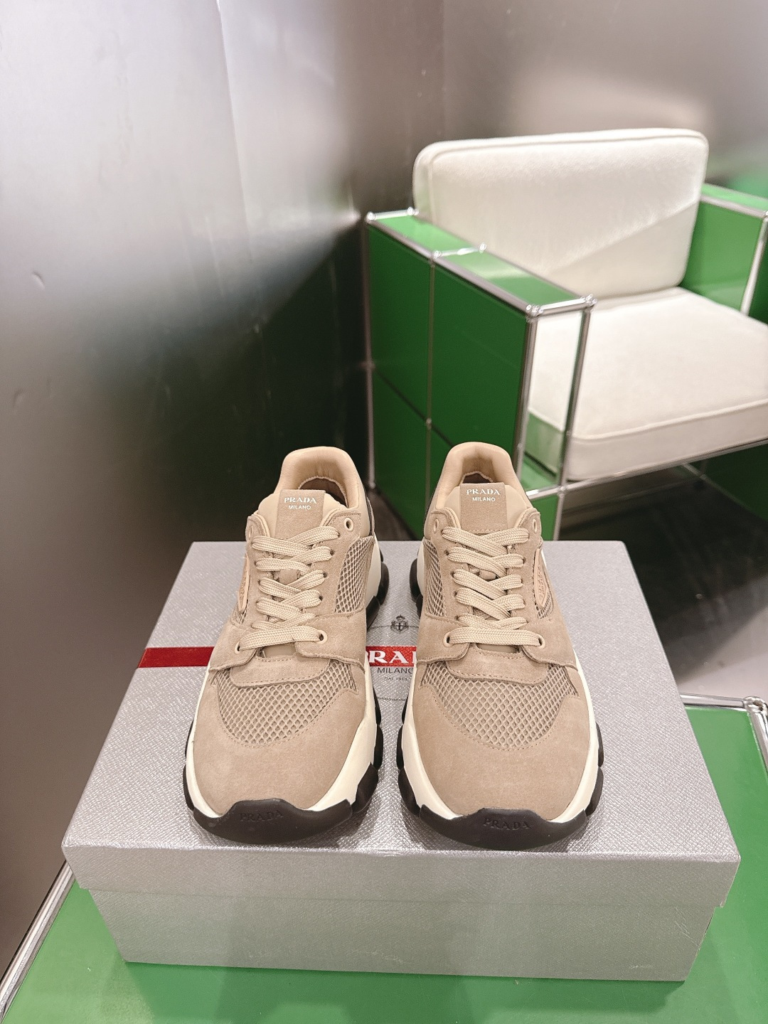 NO:922430,(k005) Prada's new dad shoes, sneakers, avant-garde and versatile fashionable men's shoes, private version open mold, cowhide splicing 11.. Stylish and simple, original imported cowhide lining and cowhide feet; the atmosphere and personality are more fashionable, eye-catching and pursuing class. It will subvert the old idea and be a must-have for fashionistas who want to spend time with you! Must keep it for yourself! High and comfortable but low, high-end quality workmanship.  Size 35-45, casual shoes/sports shoes, prada, prada, sneakers, cowhide19860909（k005)Prada 普拉达新款老爹鞋 运动鞋  前卫百搭时尚男鞋私版开模,牛皮面拼接11..时尚干脆、原版进口牛皮内里牛皮垫脚；大气个性更潮更抢眼更追求档次,它将颠覆旧念,与您共度时尚潮人必备! 必自留 ! 高大上的舒适大低,高端品质做工. 码数35-45,休闲鞋/运动鞋,prada,prada,sneakers,cowhide,Women's Shoes