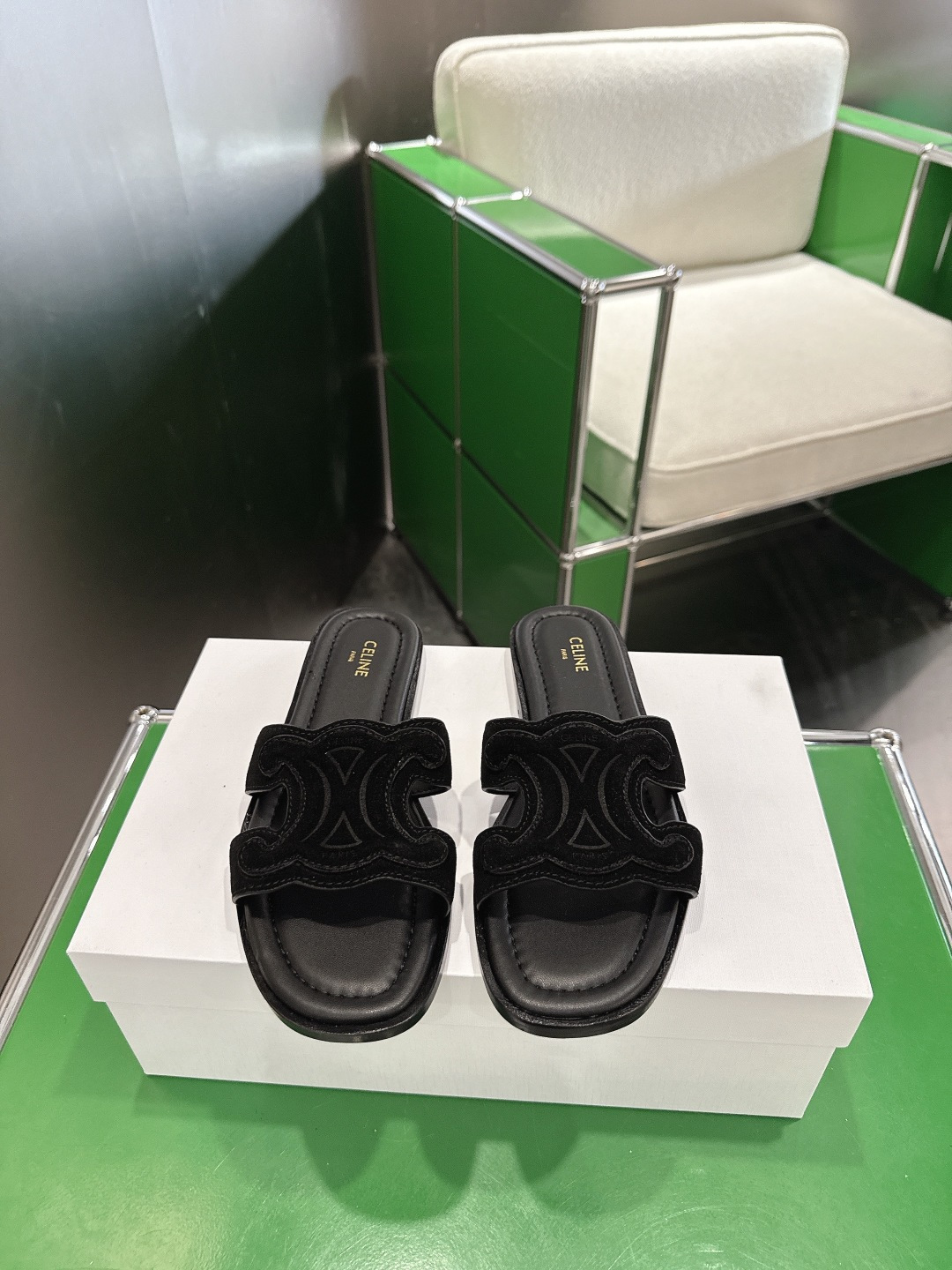 NO:922423,Celine (Celine) 26 spring and summer new Arc de Triomphe slippers and beach shoes are hot new, the upper is made of original customized first-layer oil wax leather (two-color effect is obvious) oil edge technology, computer high temperature and high frequency embossing technology, the font is clear and the upper is three-dimensional. A classic and versatile slipper worthy of your summer. Size35-41 (note 40.41. Customization is not returnable), slippers, celine, celine, slippers19860909Celine(赛琳) 26春夏新款凯旋门拖鞋沙滩鞋 火爆上新,鞋面采用原版定制头层油蜡皮（双色效果明显）油边工艺电脑高温高周波压花工艺字体清晰鞋面立体感强一款经典百搭的拖鞋值得你夏日拥有 Size35-41（注40.41.定制不退换）,拖鞋,celine,celine,slippers,Women's Shoes