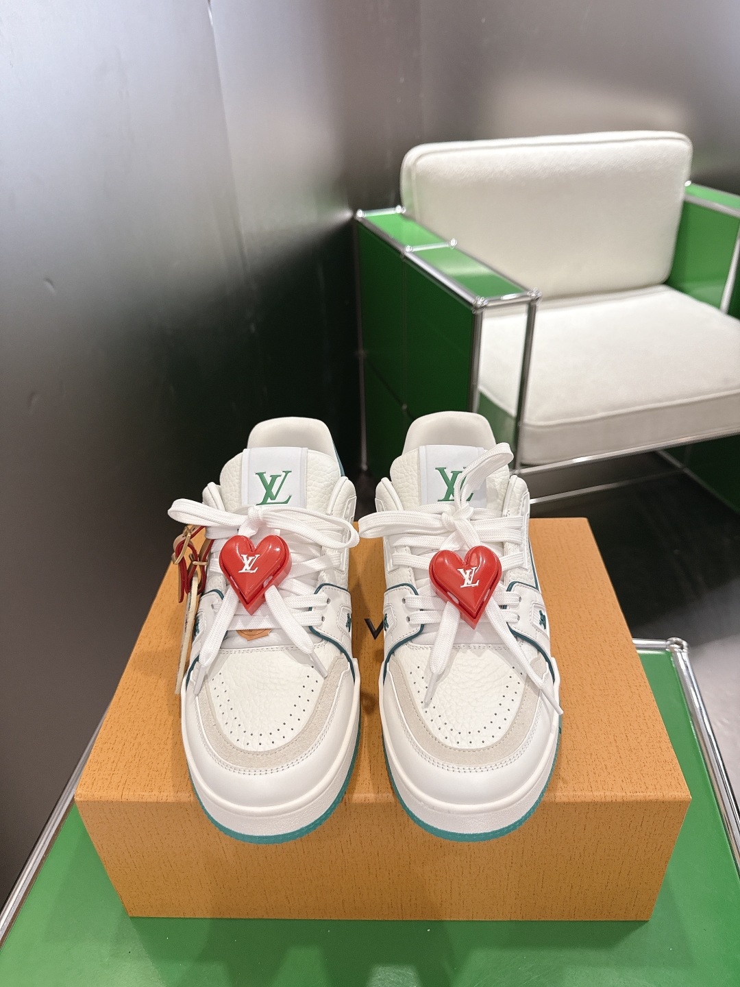 NO:922418,Accessories 60Louis Vuiton Louis Vuiton's new LV Trainer series sneakers and basketball shoes This LV Trainer sneaker continues the iconic configuration and is made of retro-textured suede cow leather to create a subtle aged effect. Monogram flower-decorated leather shoelaces form a sharp color contrast with the shoe body. Louis Vuitton's handwritten embroidery logo and #54 logo are decorated on the sides and back. The rubber outsole with vintage-textured suede cow leather logo elements is embellished with Monogram flowers.  Size 35-44 (45.46 customized), casual shoes/sports shoes, louis vuitton, louis vuitton, louis vuitton, sneakers, cowhide19860909配饰60Louis Vuiton 路易威登 新款 LV Trainer系列板鞋篮球鞋  本款 LV Trainer 运动鞋延续标志性构型,以复古质感绒面牛皮革营造微妙做旧视效.Monogram 花卉装饰栖身皮革鞋带,与鞋身形成鲜明的色彩对比.路易威登手写体刺绣标识和 #54 标识分饰侧面与后部. 复古质感绒面牛皮革标识元素橡胶外底点缀 Monogram 花卉 码数35-44（45.46定制）,休闲鞋/运动鞋,louis vuitton,louis vuitton,louis vuitton,sneakers,cowhide,Women's Shoes