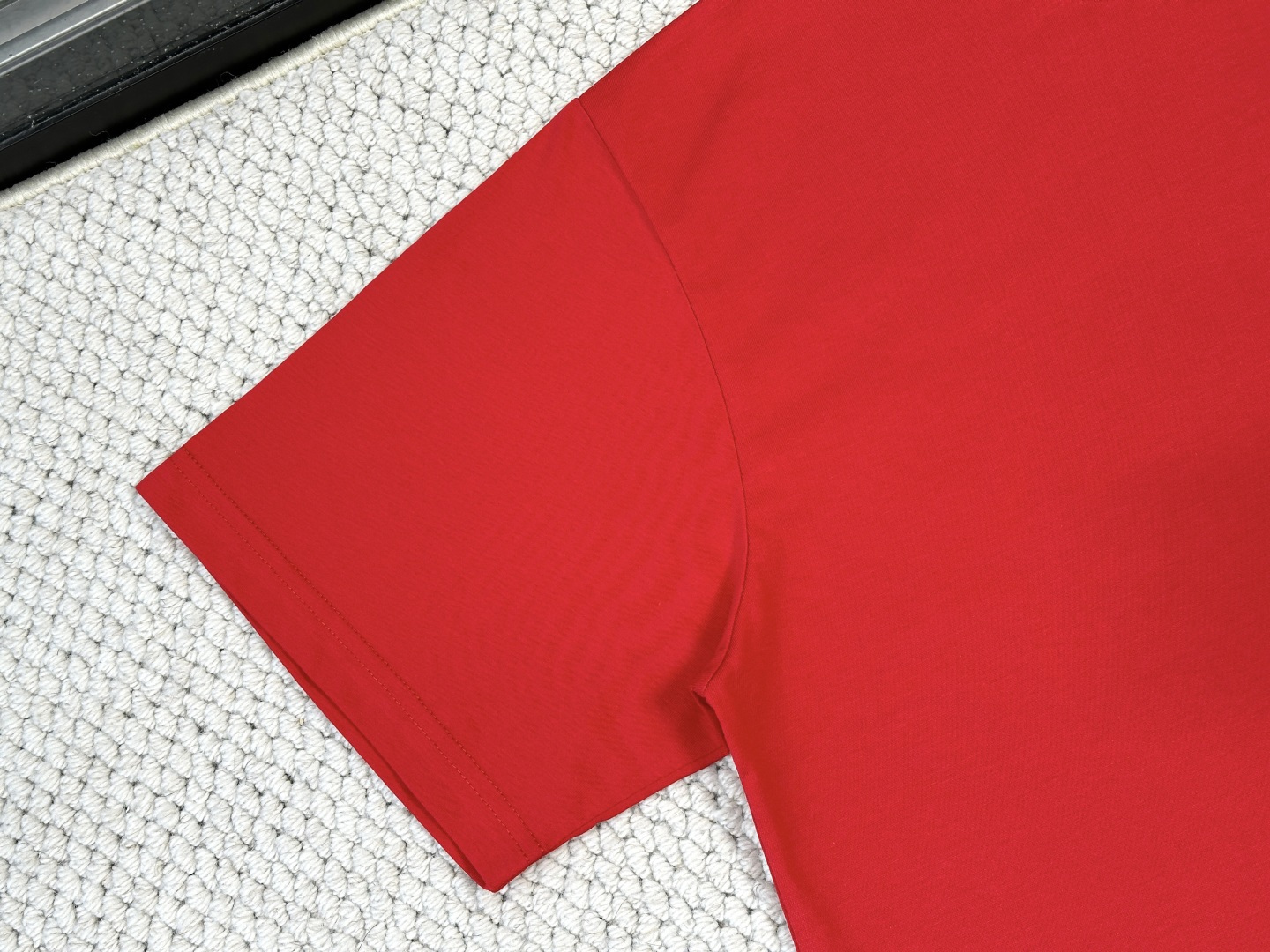 Gucci古奇产品简介GC / 棉丝混纺针织T恤面料：24支双面针织棉丝混纺面料 / 250G罗纹：24
