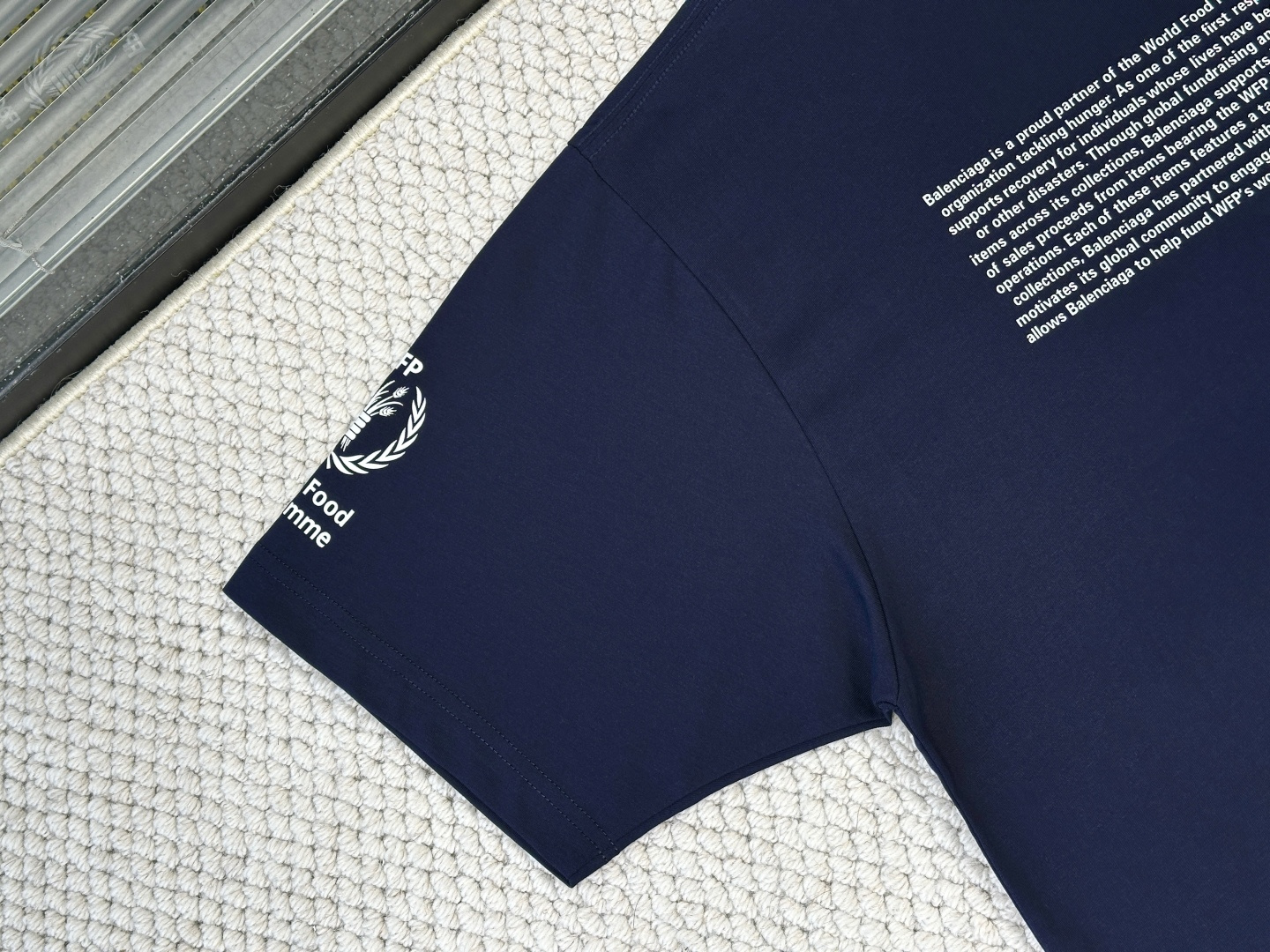 巴黎世家/产品简介巴黎 / WFP中版型T恤面料：24支双面平纹针织面料 / 250G罗纹：采用24支1