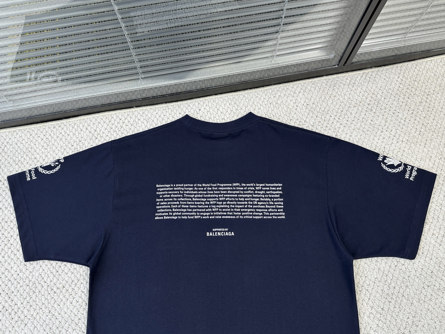 巴黎世家/产品简介巴黎 / WFP中版型T恤面料：24支双面平纹针织面料 / 250G罗纹：采用24支1