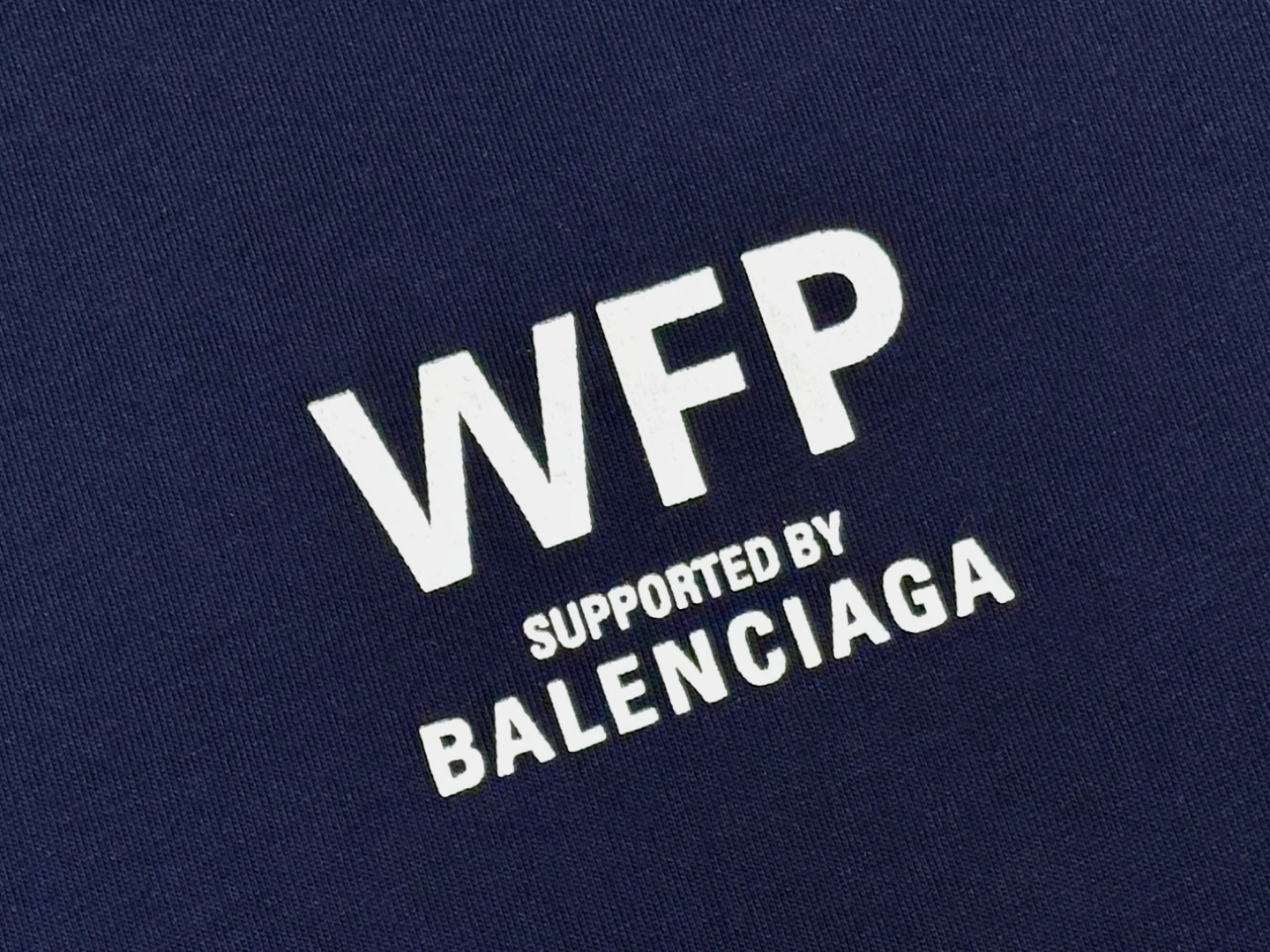 巴黎世家/产品简介巴黎 / WFP中版型T恤面料：24支双面平纹针织面料 / 250G罗纹：采用24支1