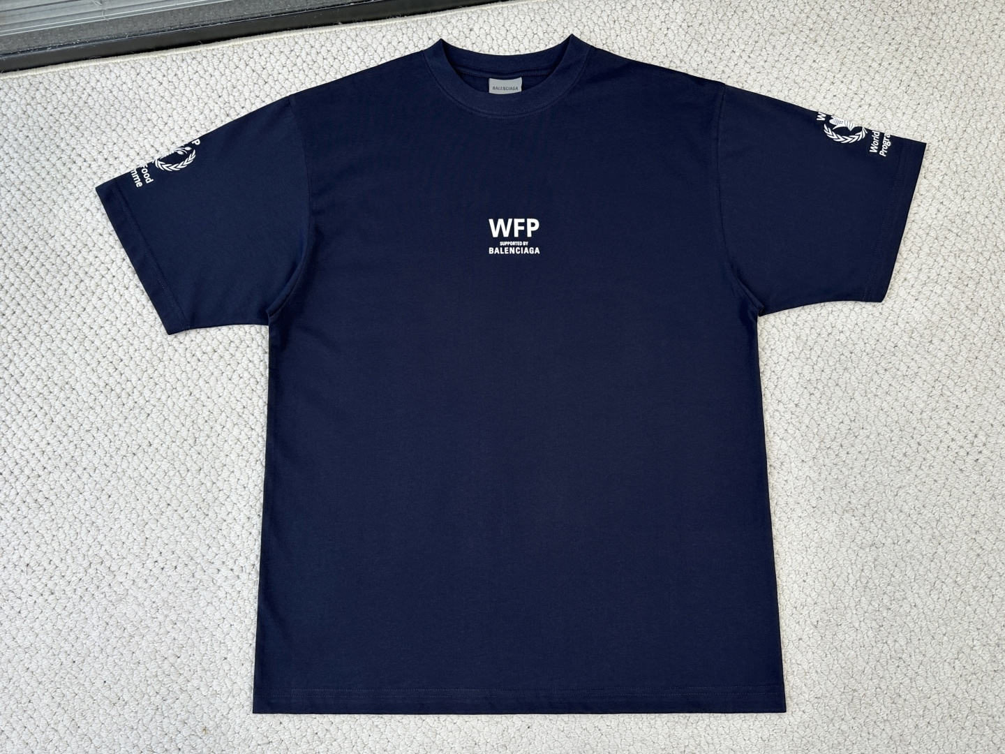 巴黎世家/产品简介巴黎 / WFP中版型T恤面料：24支双面平纹针织面料 / 250G罗纹：采用24支1