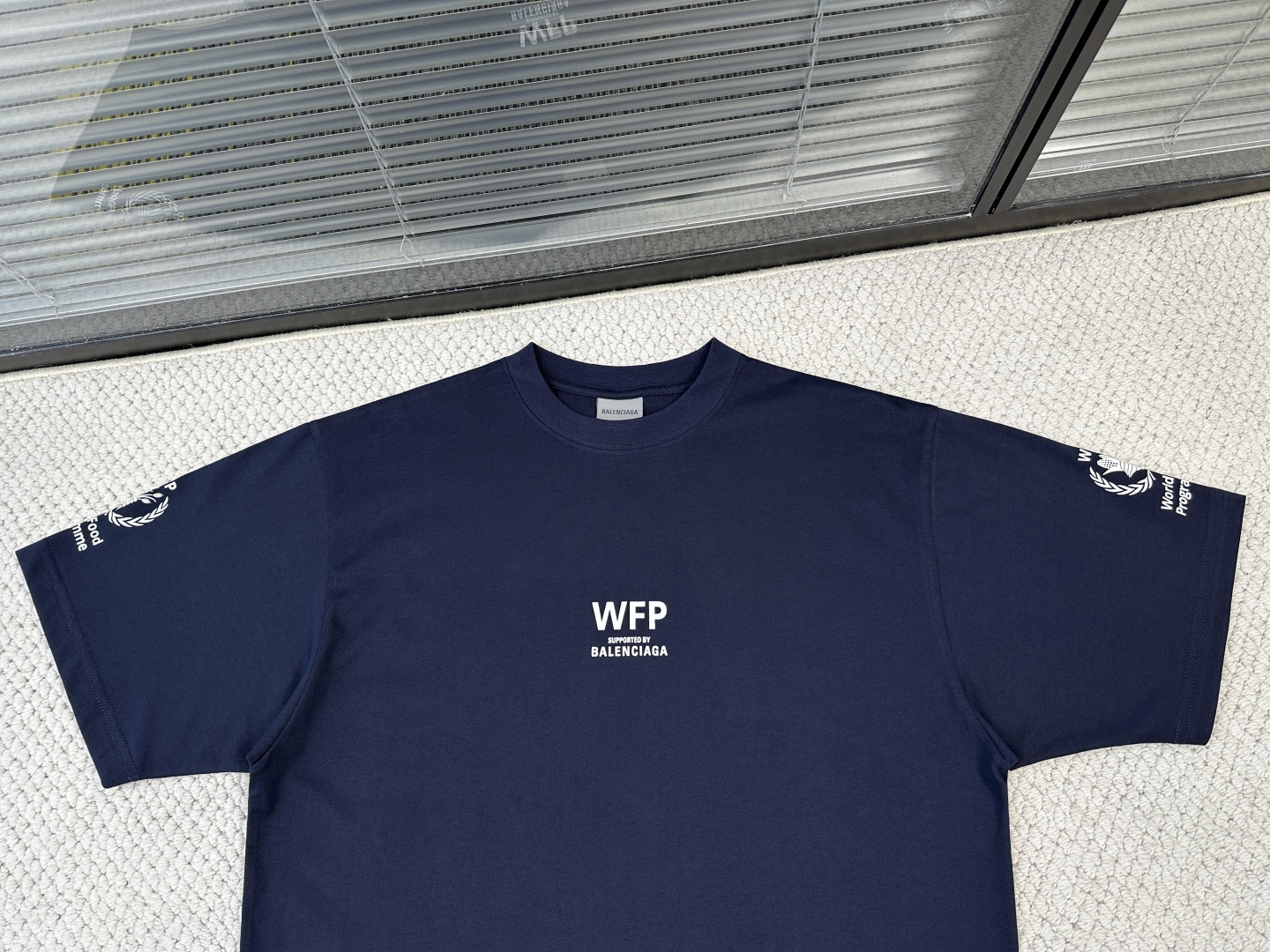 巴黎世家/产品简介巴黎 / WFP中版型T恤面料：24支双面平纹针织面料 / 250G罗纹：采用24支1
